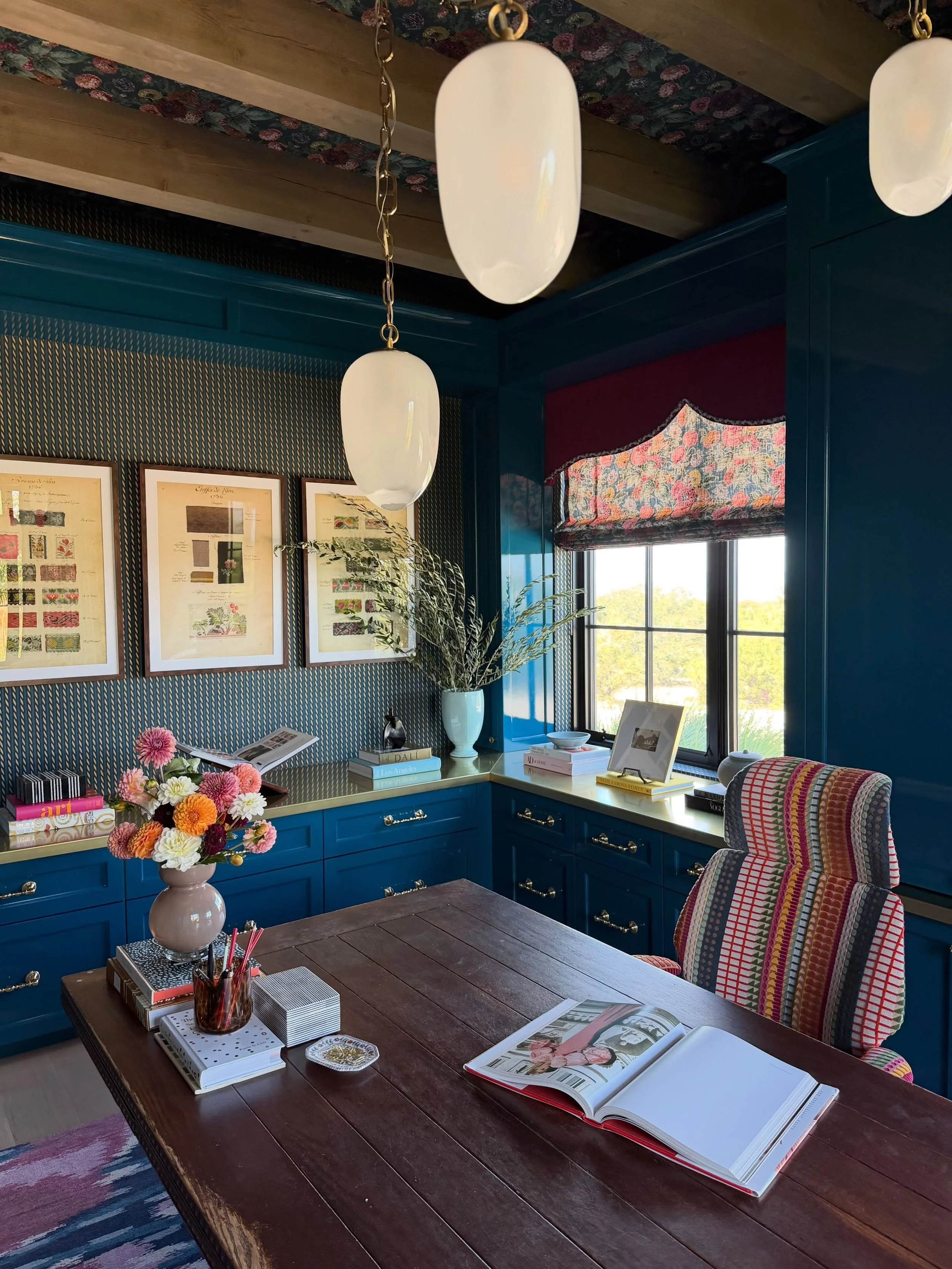 It&rsquo;s about time we shared an update from this maximalist dream of a home office!! 🤩 This time, from photoshoot day! 💃 Isn&rsquo;t she gorgeous?? 

So many fun details in this one &mdash; we reupholstered our client&rsquo;s beloved office chai
