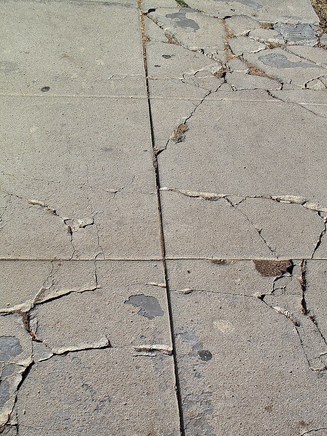 Cracked_pavement_2.jpg