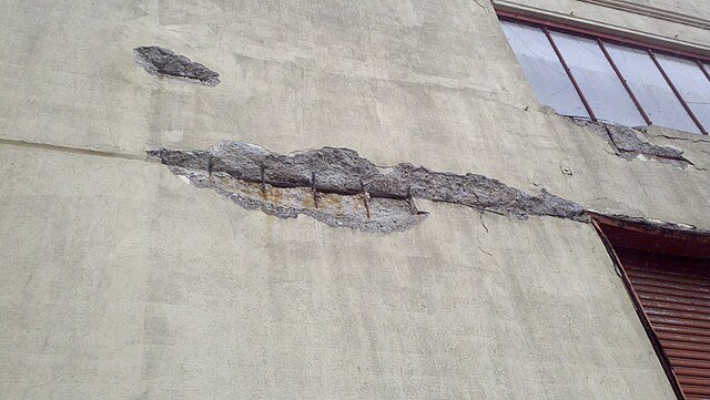 Concrete_spalling_caused_by_oxide_jacking_at_the_Herbst_Pavilion,_Fort_Mason_Center,_San_Francisco.jpg