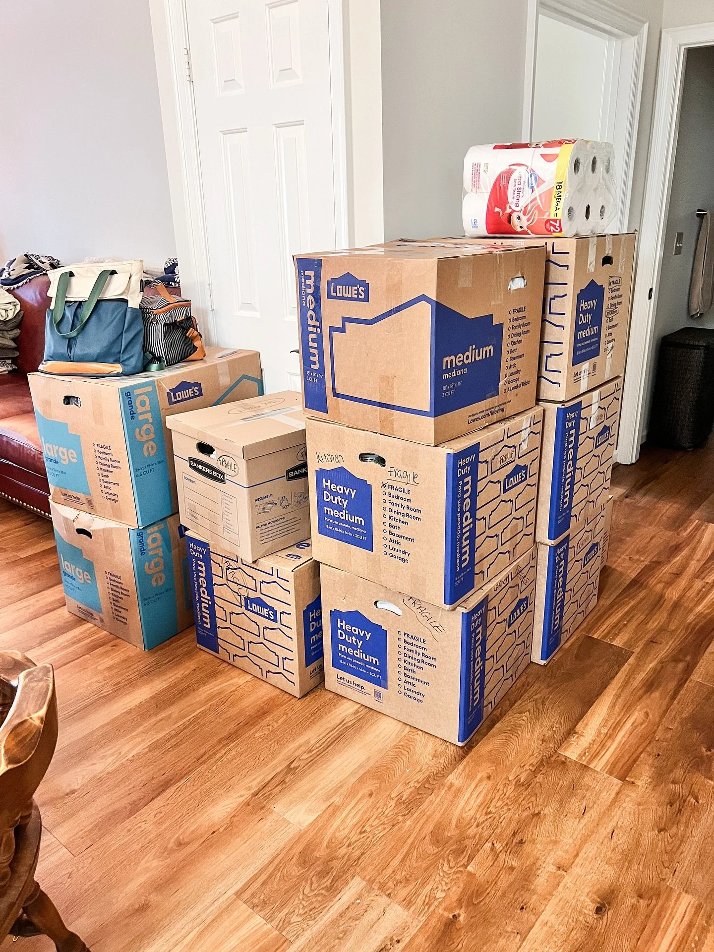 MOVING? 🚚📦

We are here to help you at any phase of moving! 
- decluttering &amp; downsizing 
- packing 
- space planning
- coordinating moving company 
- unpacking &amp; setting up 
- coordinating donation &amp; consignment pick up 
- coordinating