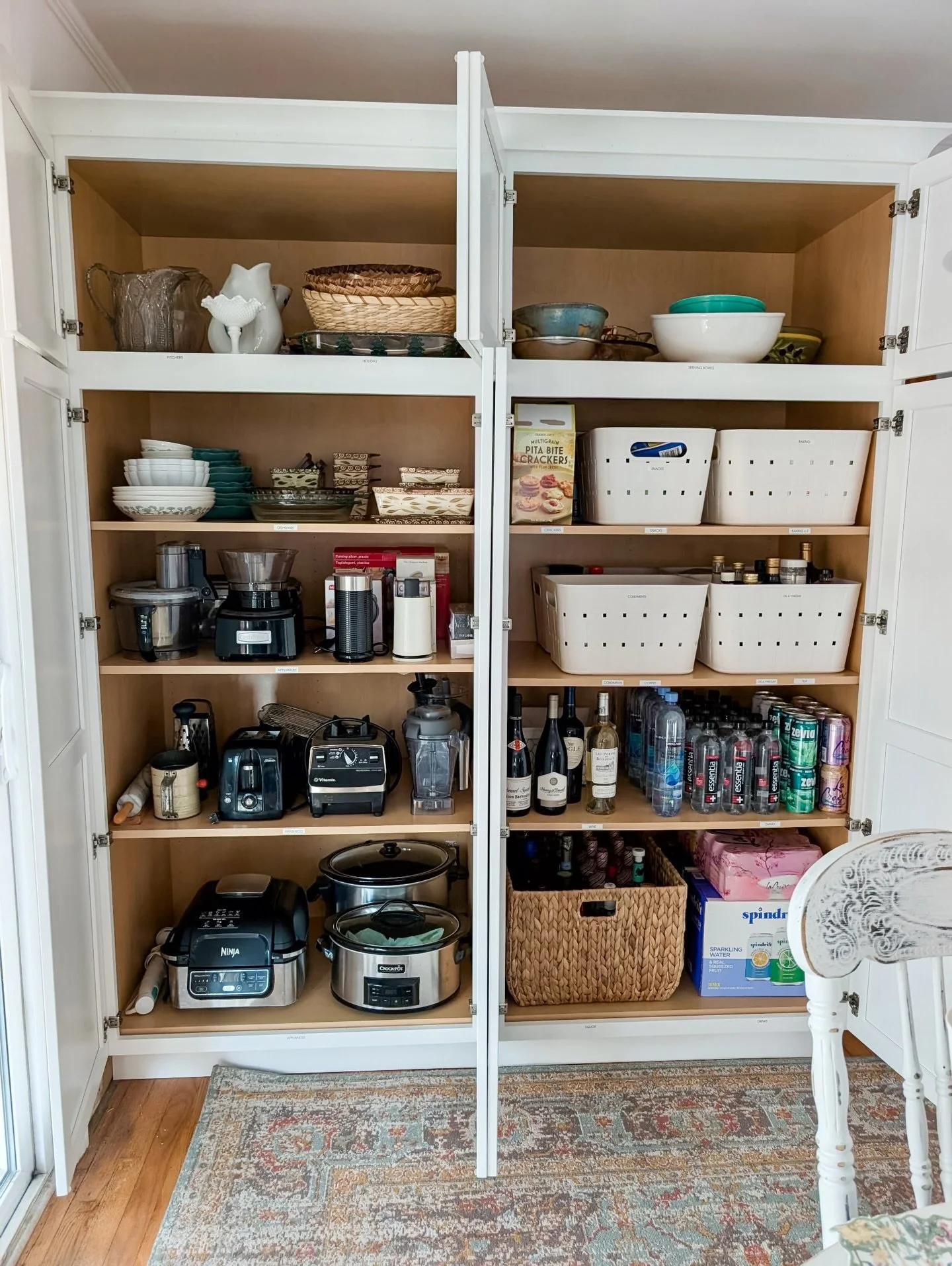 It&rsquo;s amazing what the right cabinetry can do for a space ✨

&bull; improved flow
&bull; smarter storage
&bull; a more functional layout

_________
 #professionalorganizer#homeorganizer #declutter #relocationspecialist #wilmingtonnc