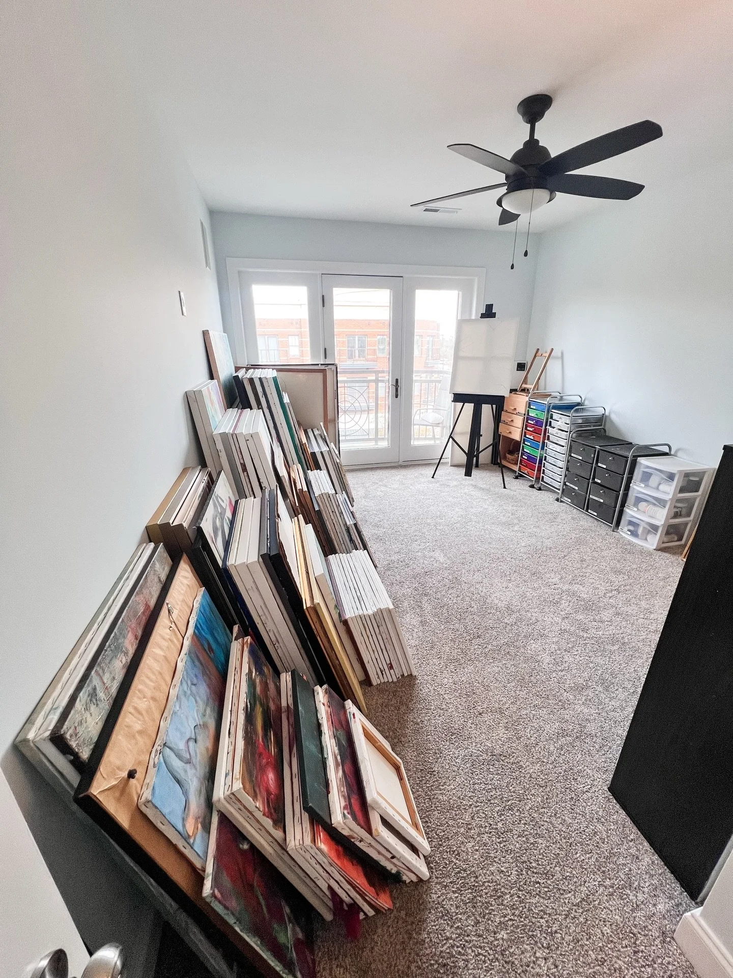 Most people move in and live out of boxes for weeks&hellip;

She moved in and started painting 🎨✨

We handled the movers, unpacked everything, and set up her art room so it was ready from the start.

_________
#professionalorganizer#homeorganizer #d
