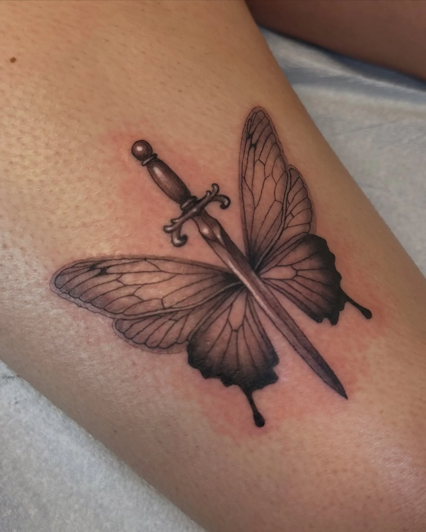 Both of these were flash designs, and I love how she turned them into a matching pair that really frames her legs beautifully. I&rsquo;m so grateful every time someone chooses to wear my original art forever 🦋
