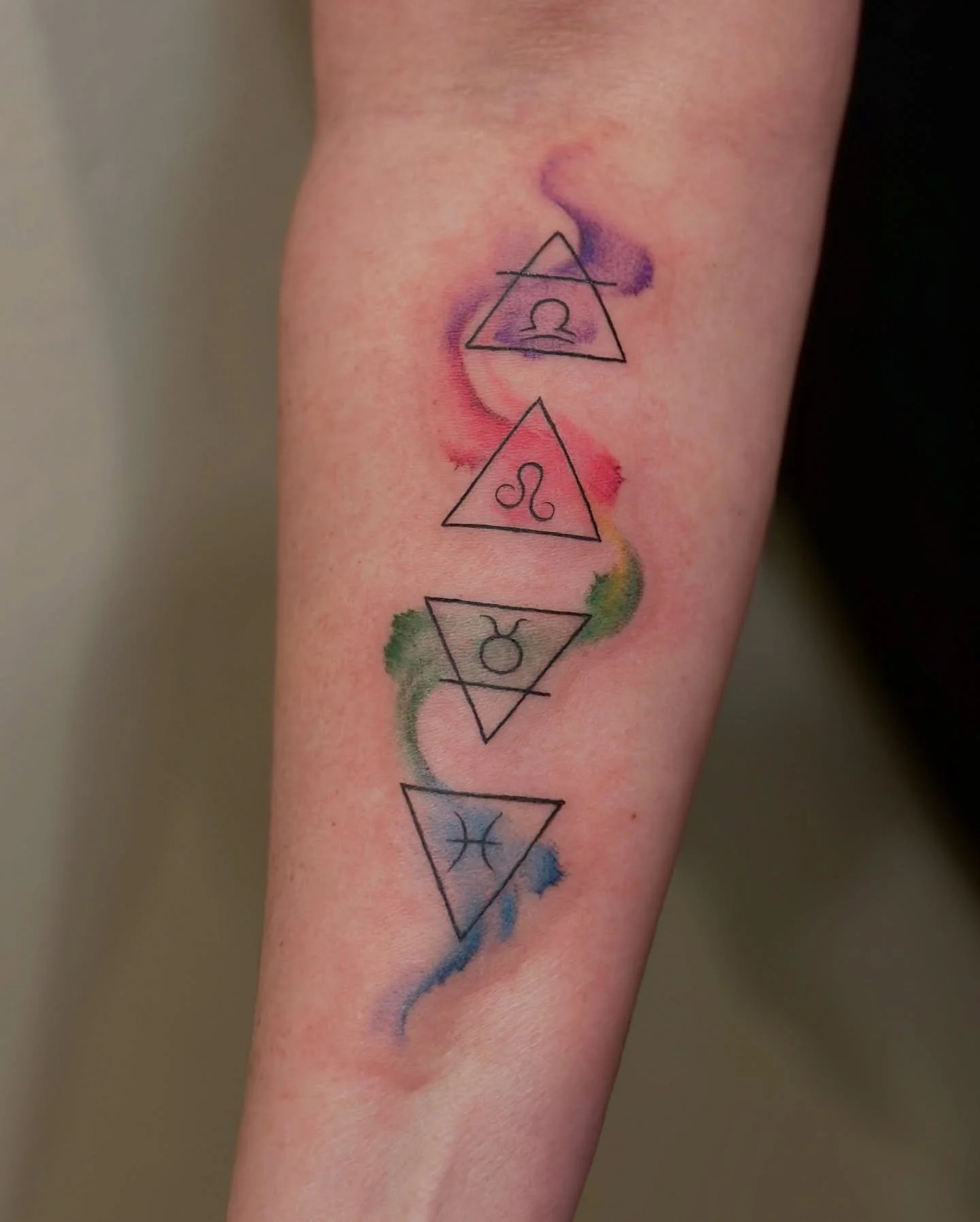 Aesthetic symbolism to represent her family ✨ I enjoy watercolor and would love to take on more dainty pieces like this!