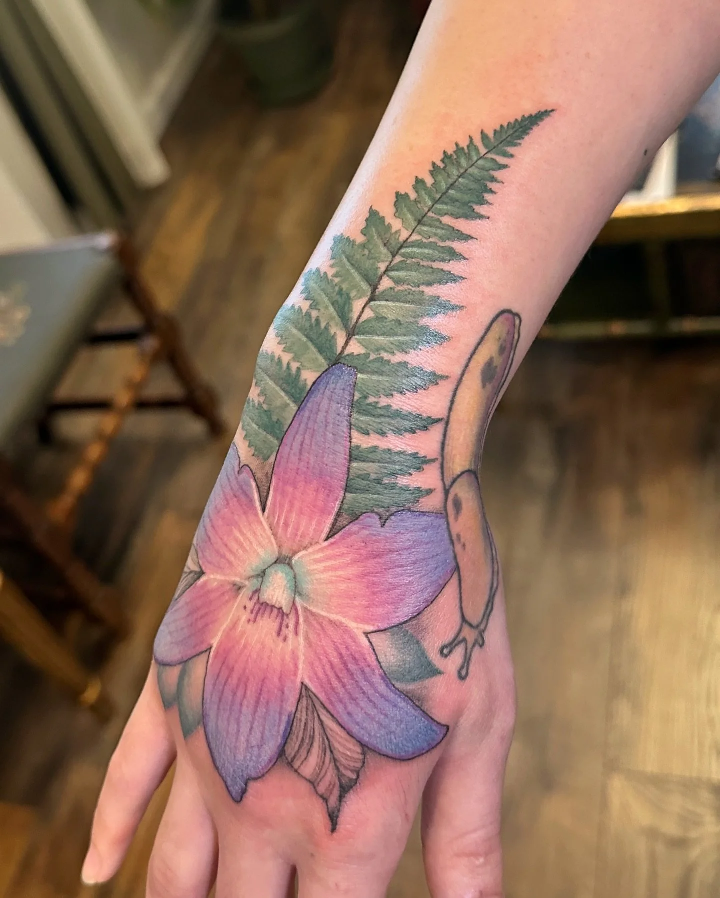 Hand blaster for the beautiful and talented @arwphotos 🌿 It is such a joy to connect with other artists, and the friendships I have made in this community are truly priceless. 

Orchid and fern are fresh in the photo. Banana slug is around a year he