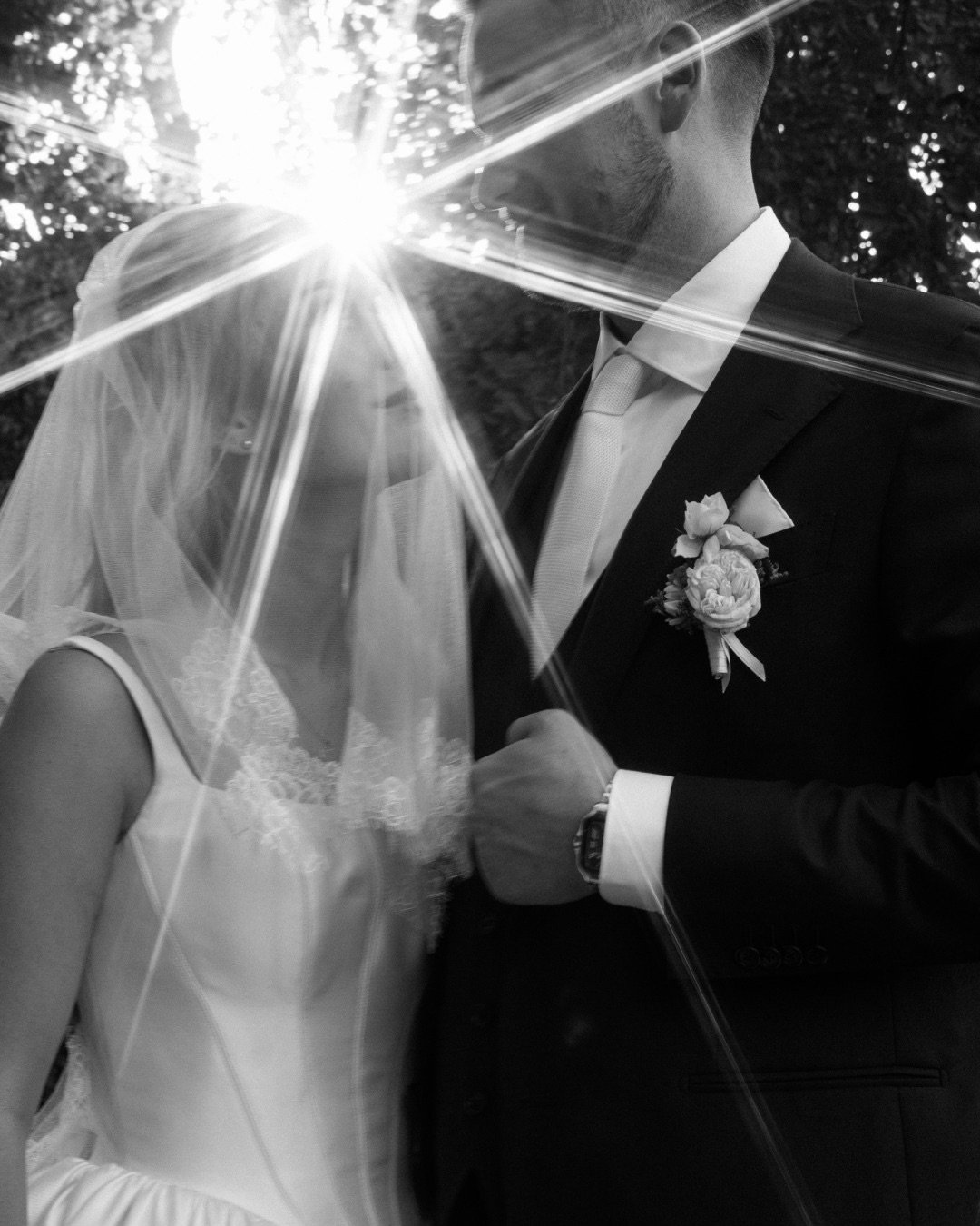 Saskia &amp; Julian

Kleid: @beloved_hochzeitsstudio 
Anzug: @suitsupply 
Floristik: @saltoflorale 
Location: @schlossteutschenthal 

#hochzeitsfotograf2026 #hochzeitsfotos #hochzeitsinspiration #hochzeitsfotografleipzig #weddingphotographereurope