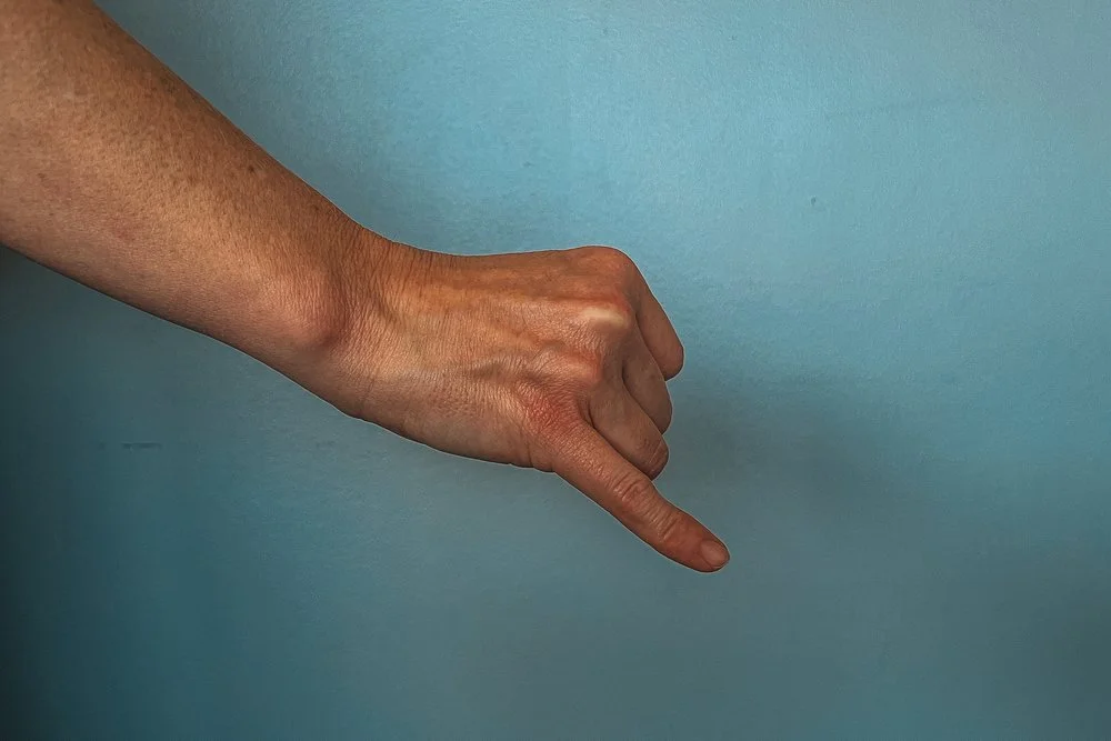 Tag hand signal