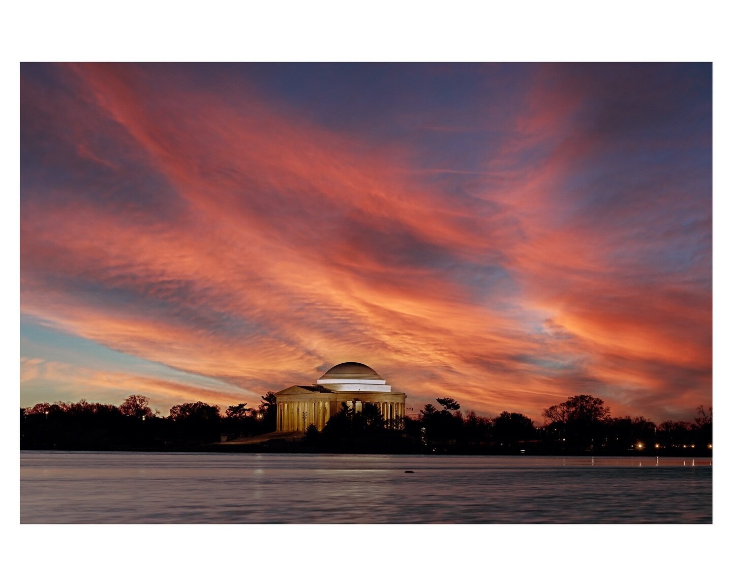 Sunrise at the Tidal Basin with @igdc and the Cherry Blossoms 🌸
&bull;
#jshadowphoto #washingtondc #cherryblossoms