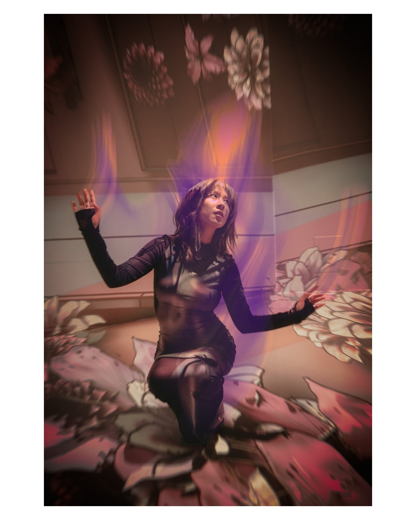 🌸 Lost in a mesmerizing world at @artechouse&rsquo;s ISEKAI exhibit with @portraitmeetdc 🌌 @rebebechen striking a pose amidst dreamy projections! 📸✨ Played around with blur effects, enhancing the mood! 💻💫 Dive into my feed for more creative wond