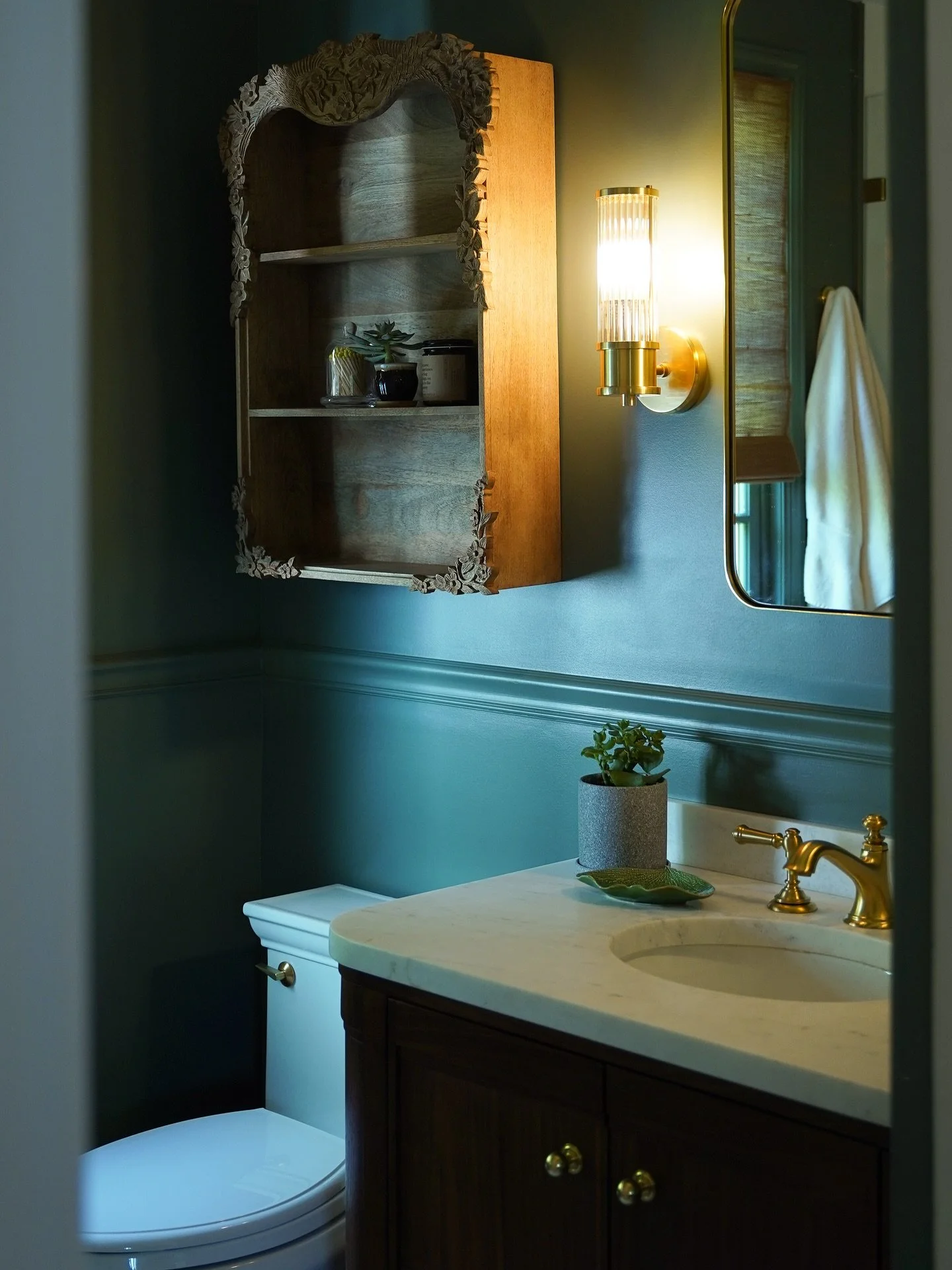 A bathroom that flows! Organic shapes, softened with curves, and finished with a modern touch. Designed to feel easy and natural, with just the right hint of elegance 🤗