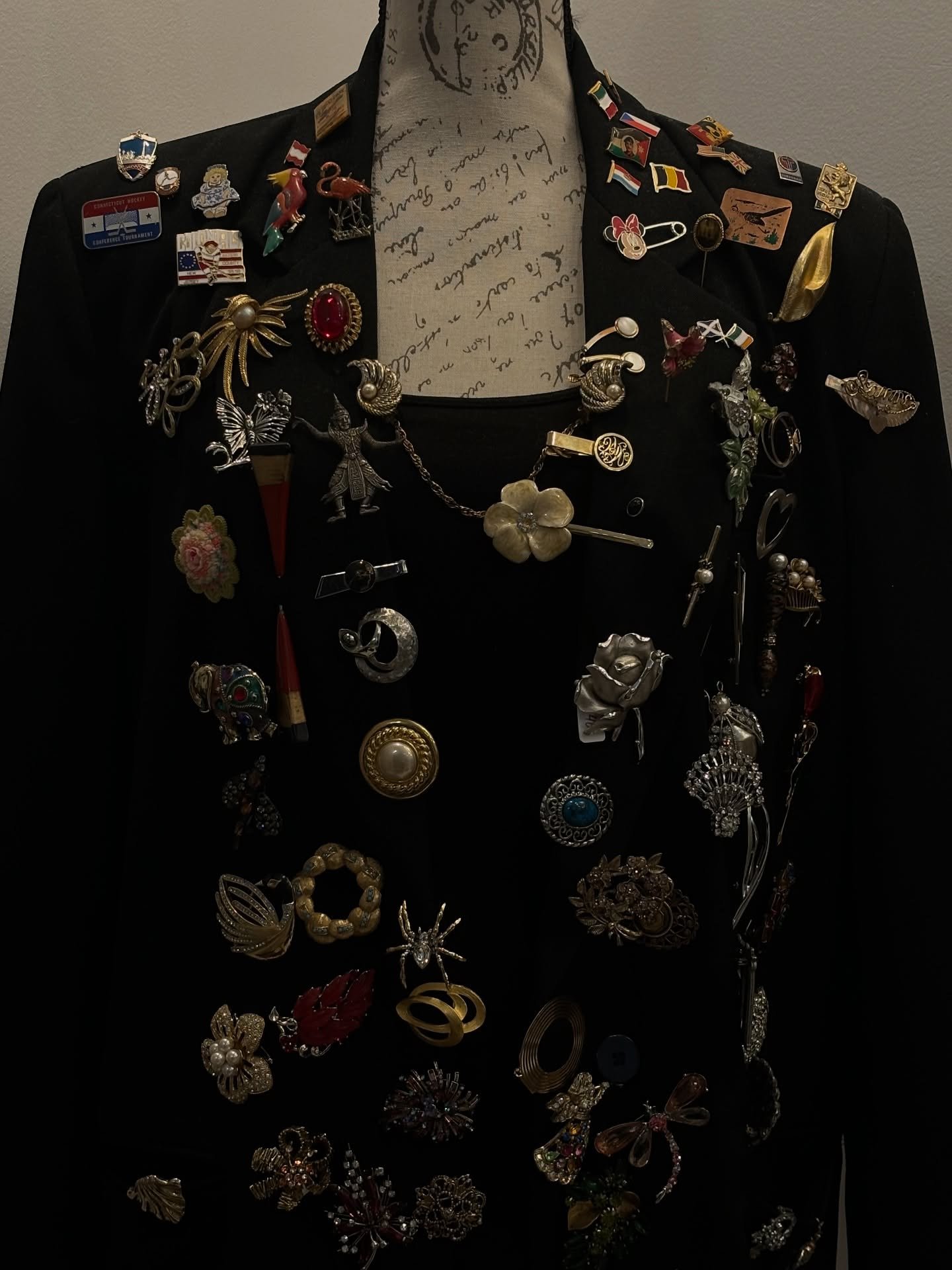 New week, new pins 👀 Take this as your sign to add one (or five) to your wardrobe!&nbsp;

#thrift #vintage #ootd #thrifthaul #thriftbundle #ctvintage #vintagedesigner #greenwichshopping