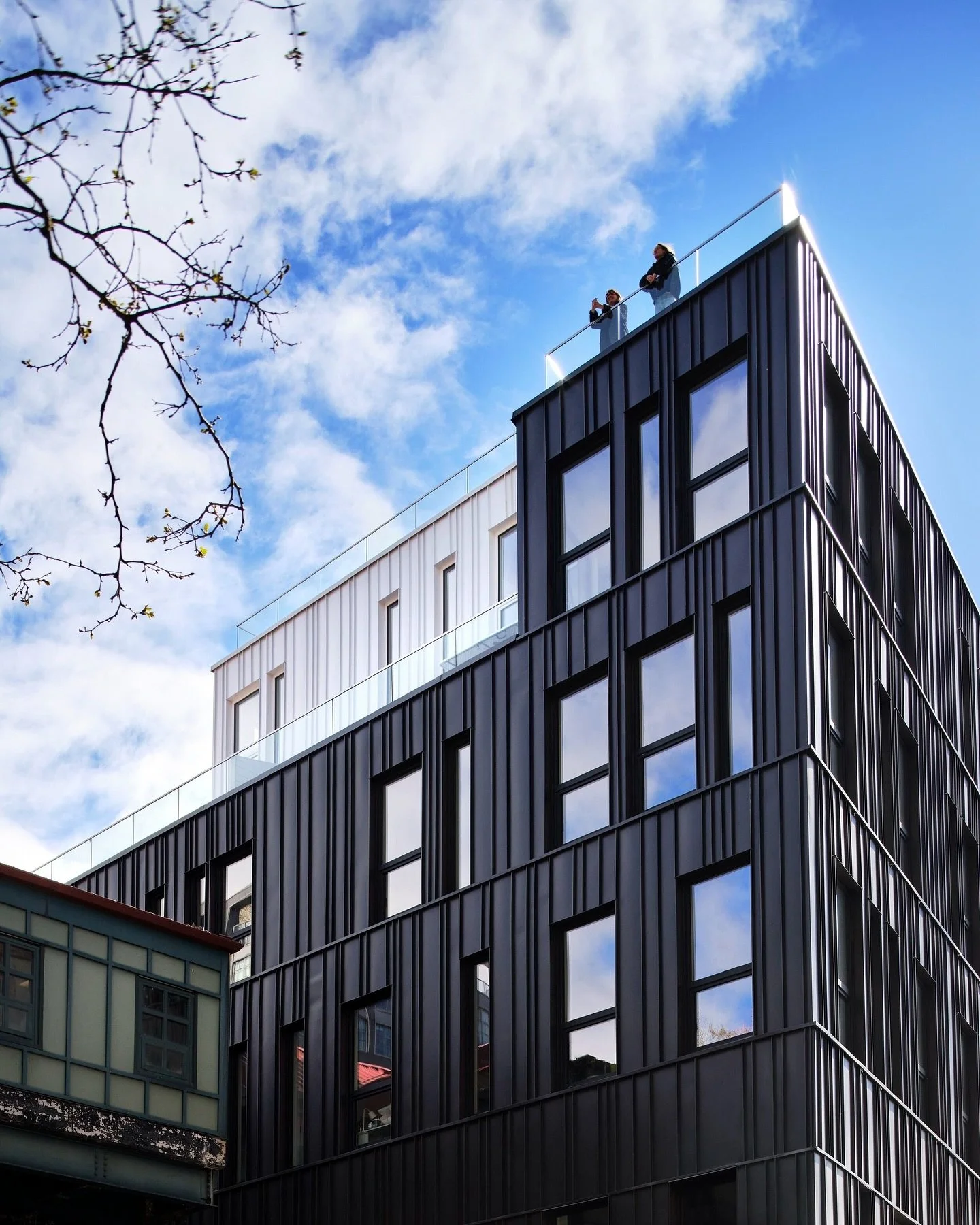 The black standing seam aluminum panels cladding our Williamsburg Multi-family building transition to white at the setback terraces. 
📸 @carbone 
#architecture #nycarchitecture #modernarchitecture #multifamilyhousing #mixedusedevelopment #architec