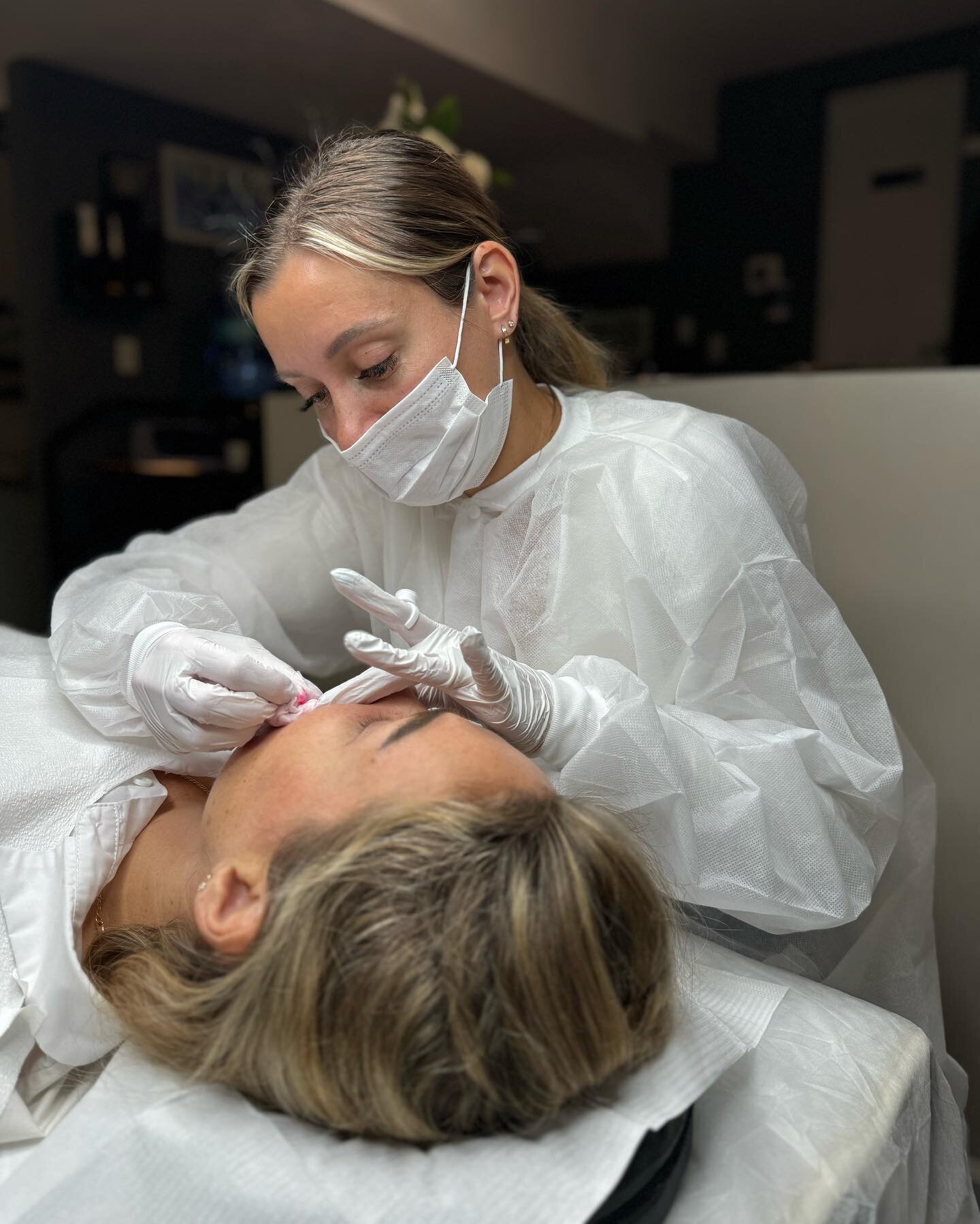 HOW LONG DOES PERMANENT MAKEUP LAST?
Permanent makeup can last 1-3 years, but the duration varies depending on several factors. Here are some key points to consider: skin type, exposure to the sun, skincare routine and lifestyle.🙌

#pmuartist #pmuar