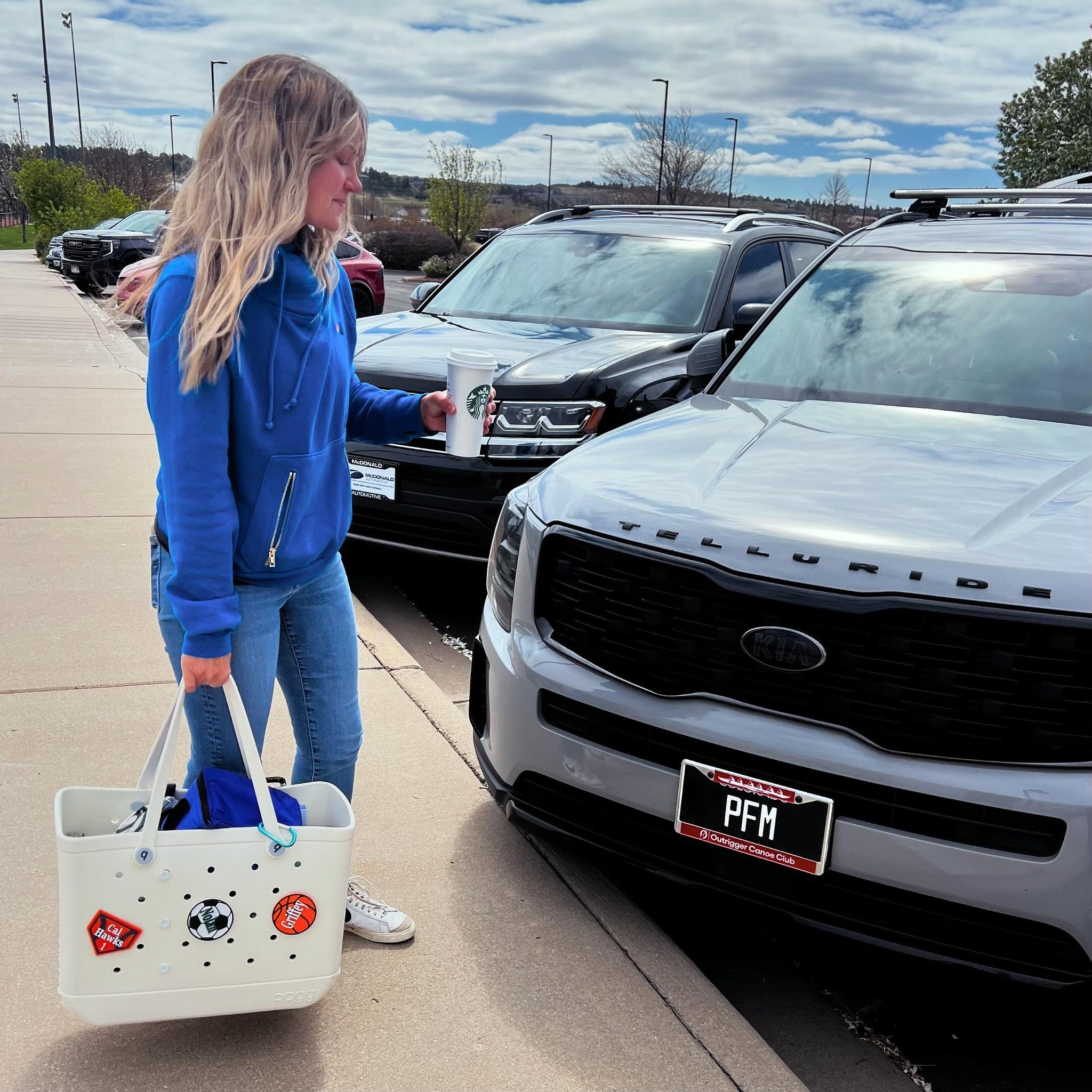 Did someone just transition to a Sports Mom Influencer right before our eyes? Bogg Bag ✅ Starbucks ✅ A/N Sweatshirt ✅. Yas Gurl!
Also, if influencer posts get me murdered, it was worth it.