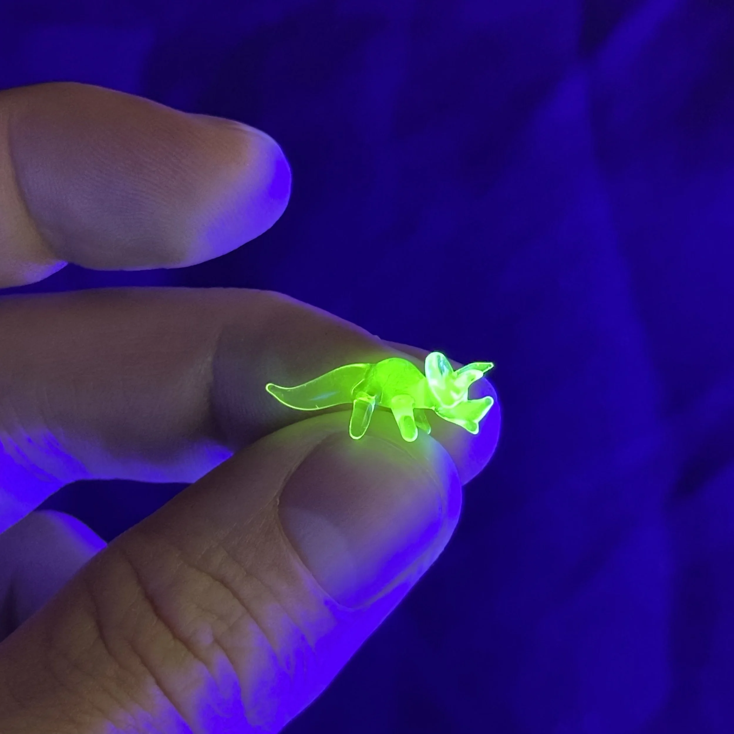 Super Miniature Uranium Glass Dinosaur « Triceratops » Hand-Made with UV Reactive Glass