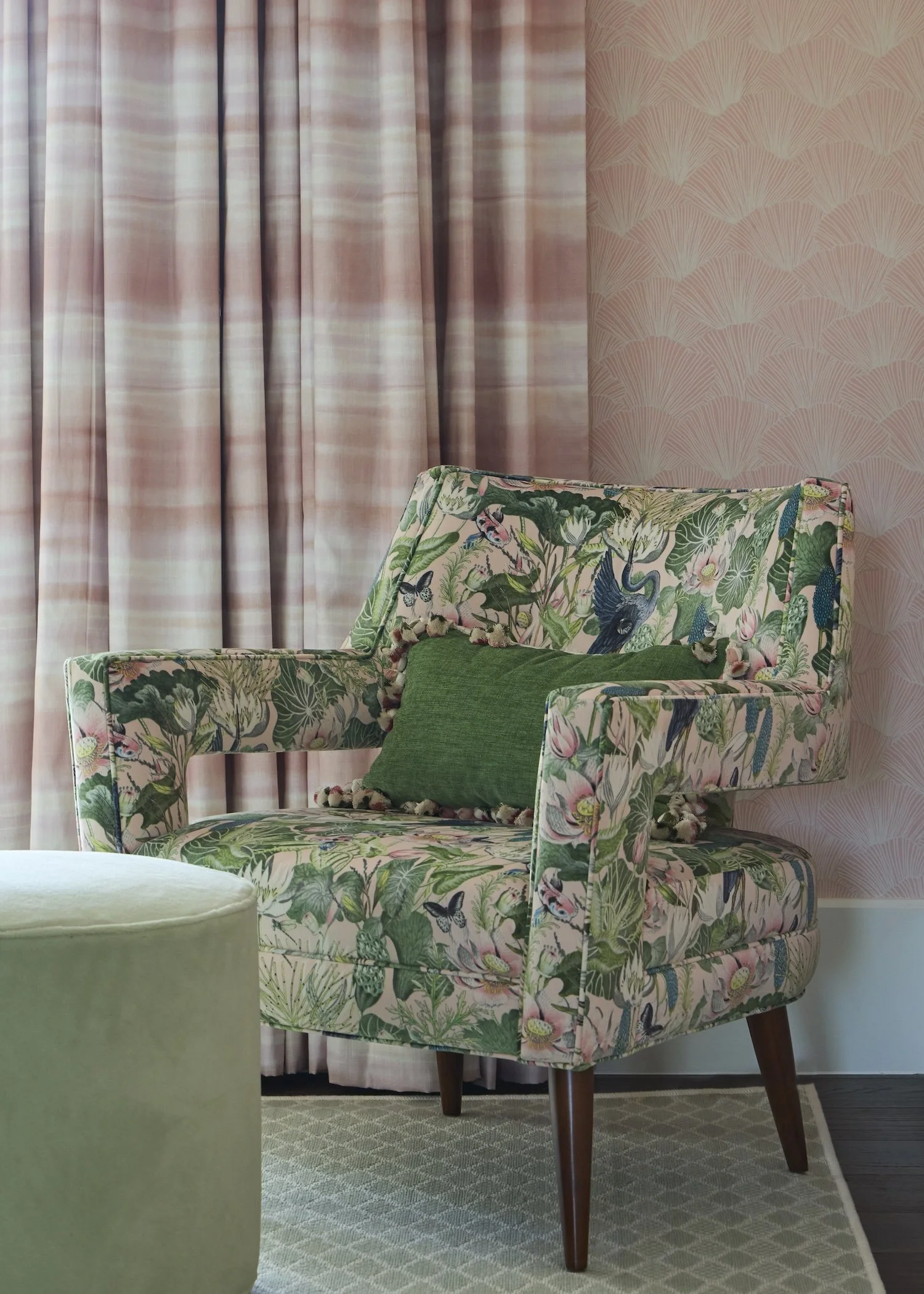 33-tropical-accent-chair-floral-upholstery-pink-wallpaper-patterned-curtains-cozy-reading-nook-designjpg.jpg