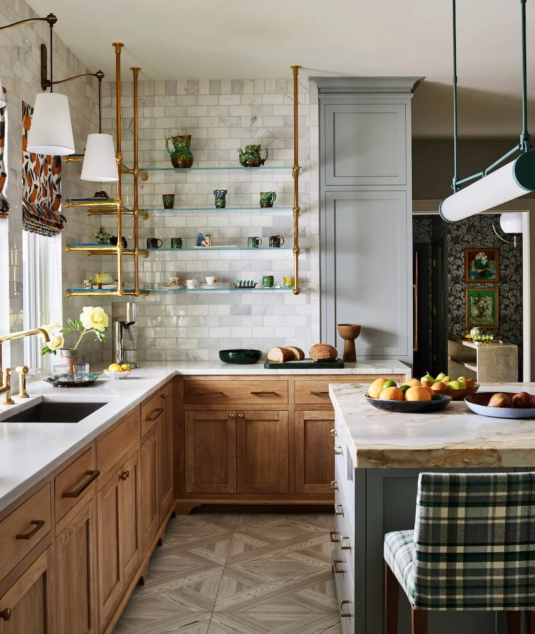 Kitchen brass shelving oak cabinets 