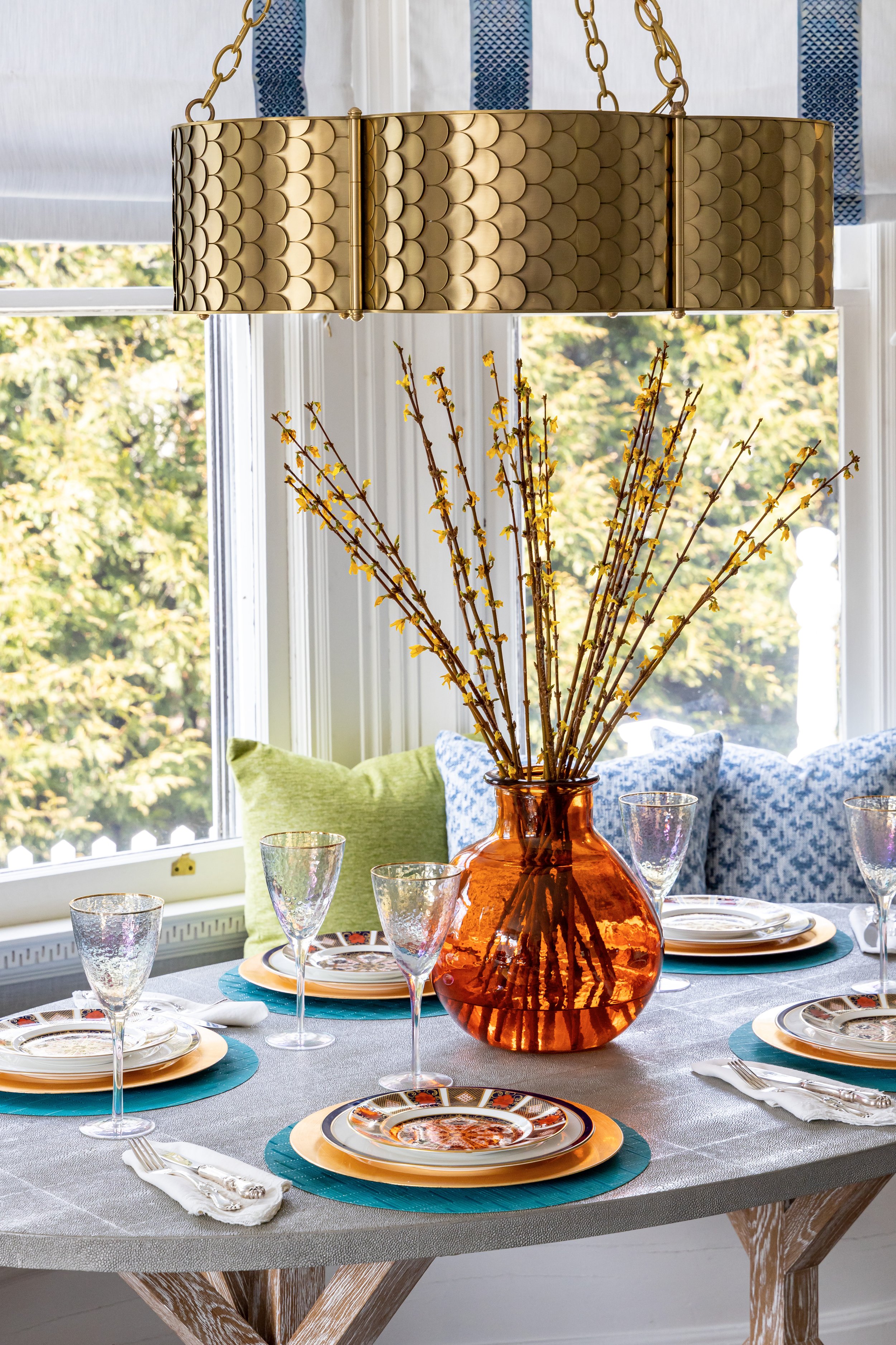 elegant table setting ideas for table with gold chandelier above table