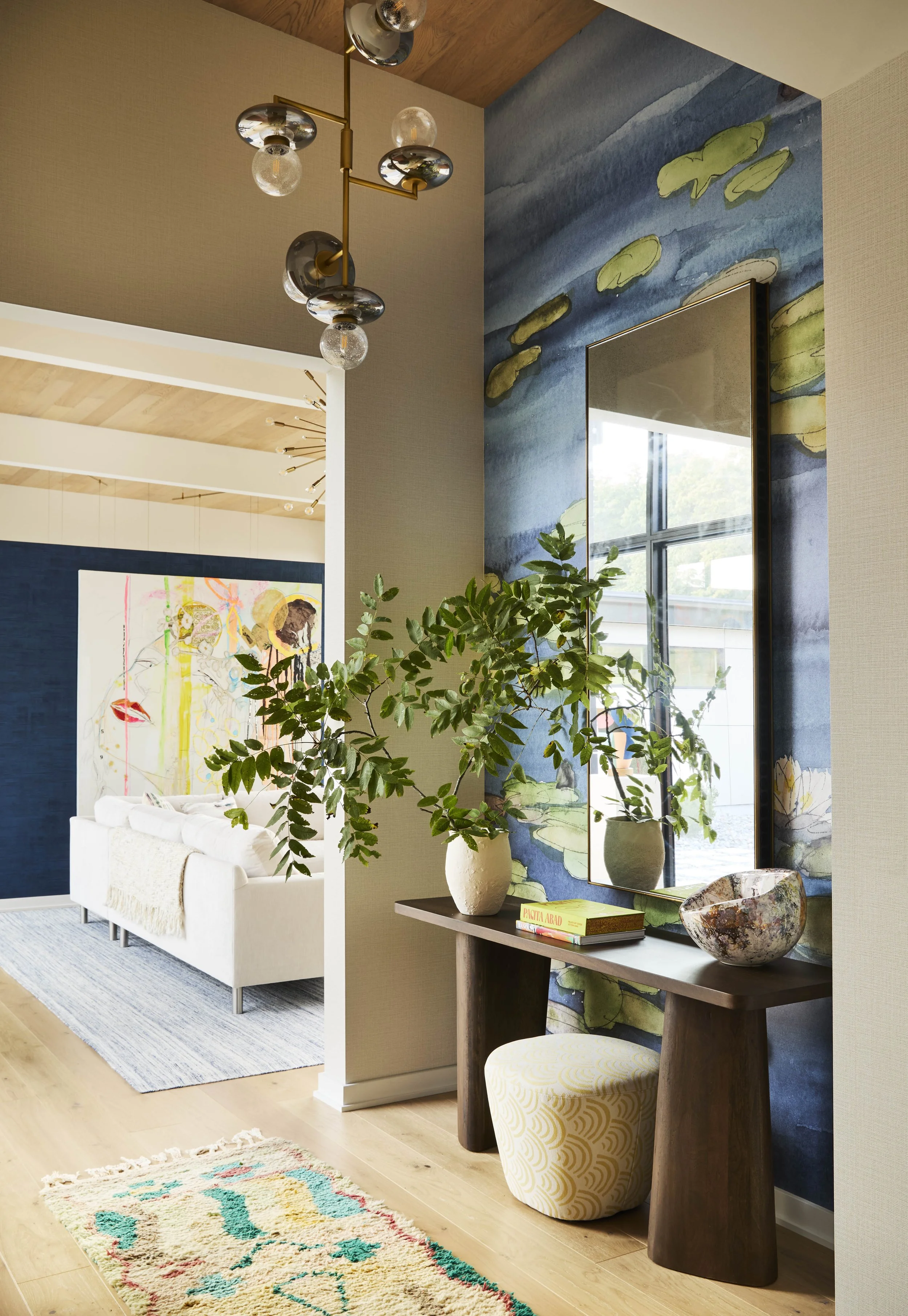 modern-entry-with-statement-wallpaper-interior-design-inspiration