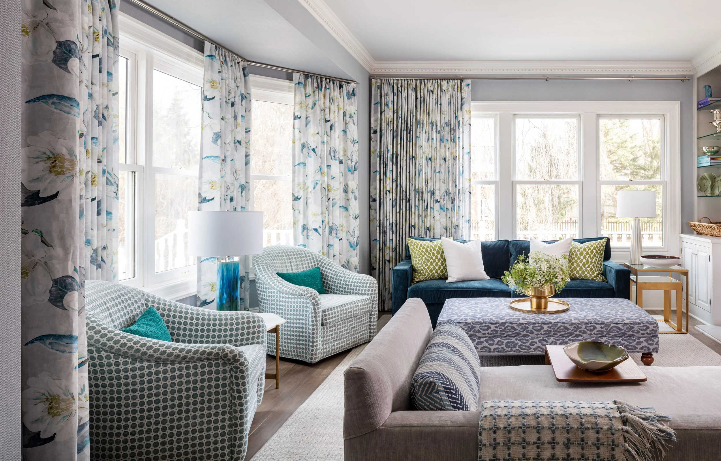 family room decor ideas floral drapery family friendly seating comfortable seating area tv unit