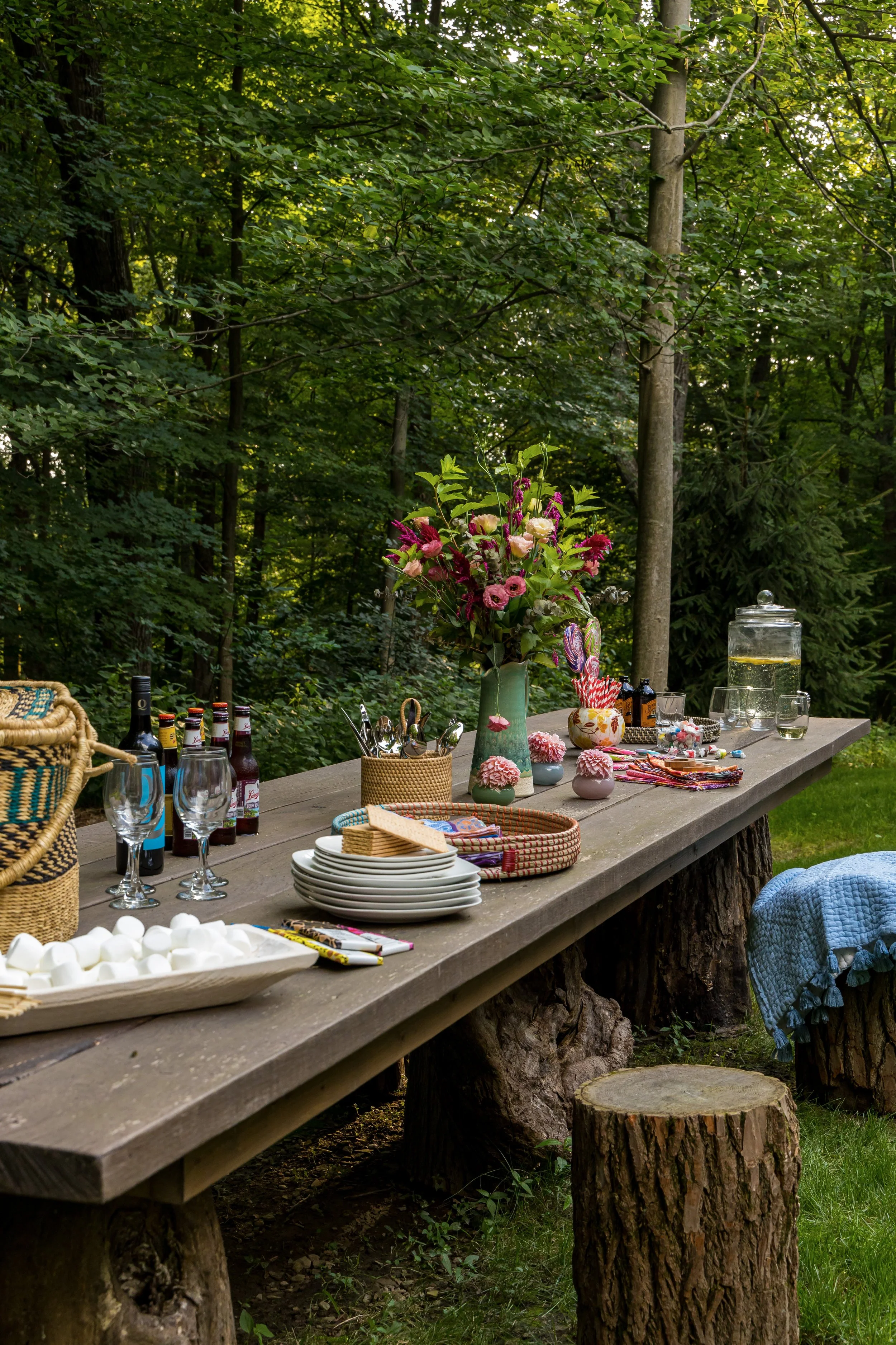 alfresco-dining-with-live-edge-table-and-colorful-accessories-outdoor-living.jpg