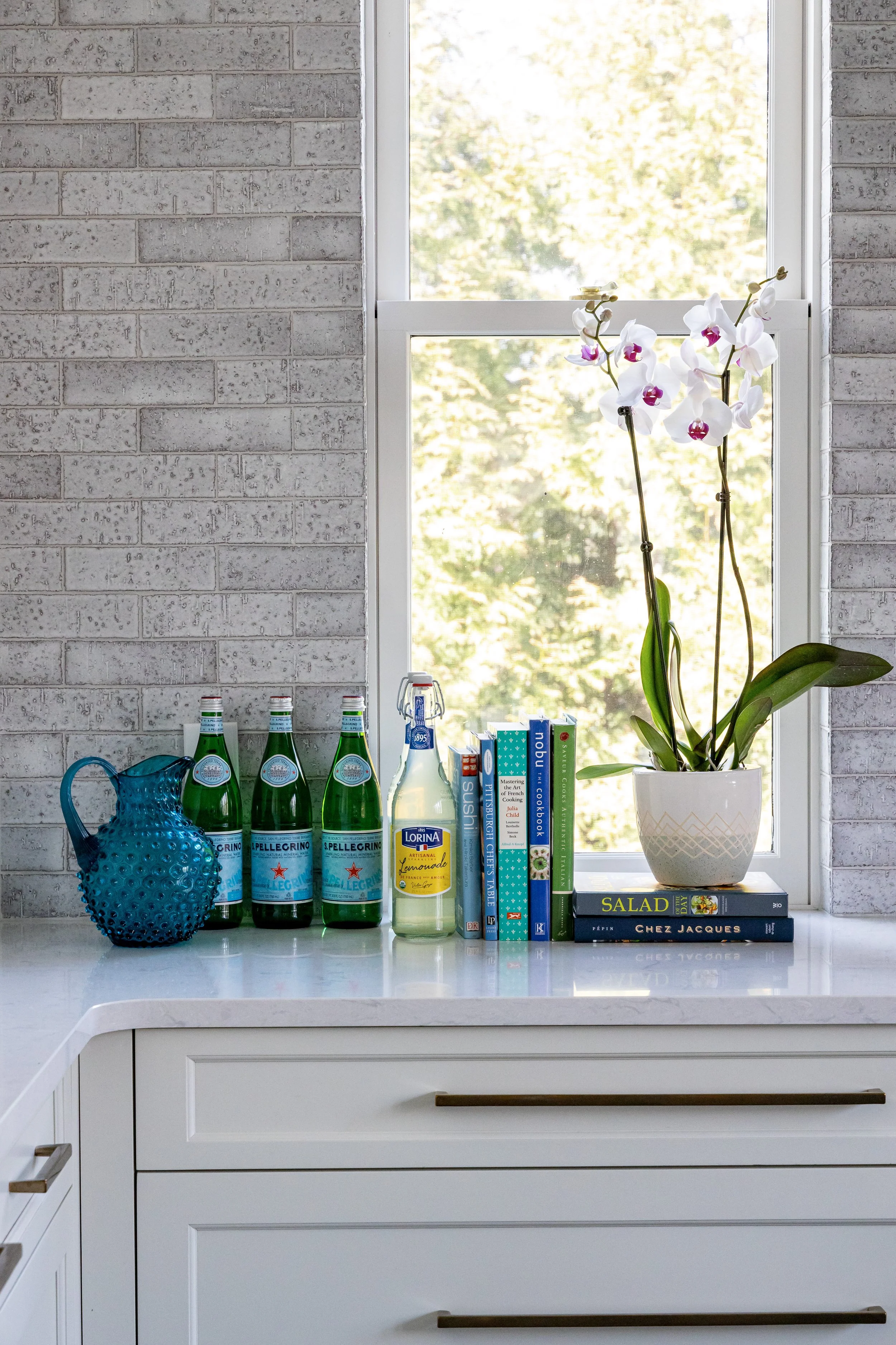 kitchen textured subway tile backsplash and white quartz counter top ideas