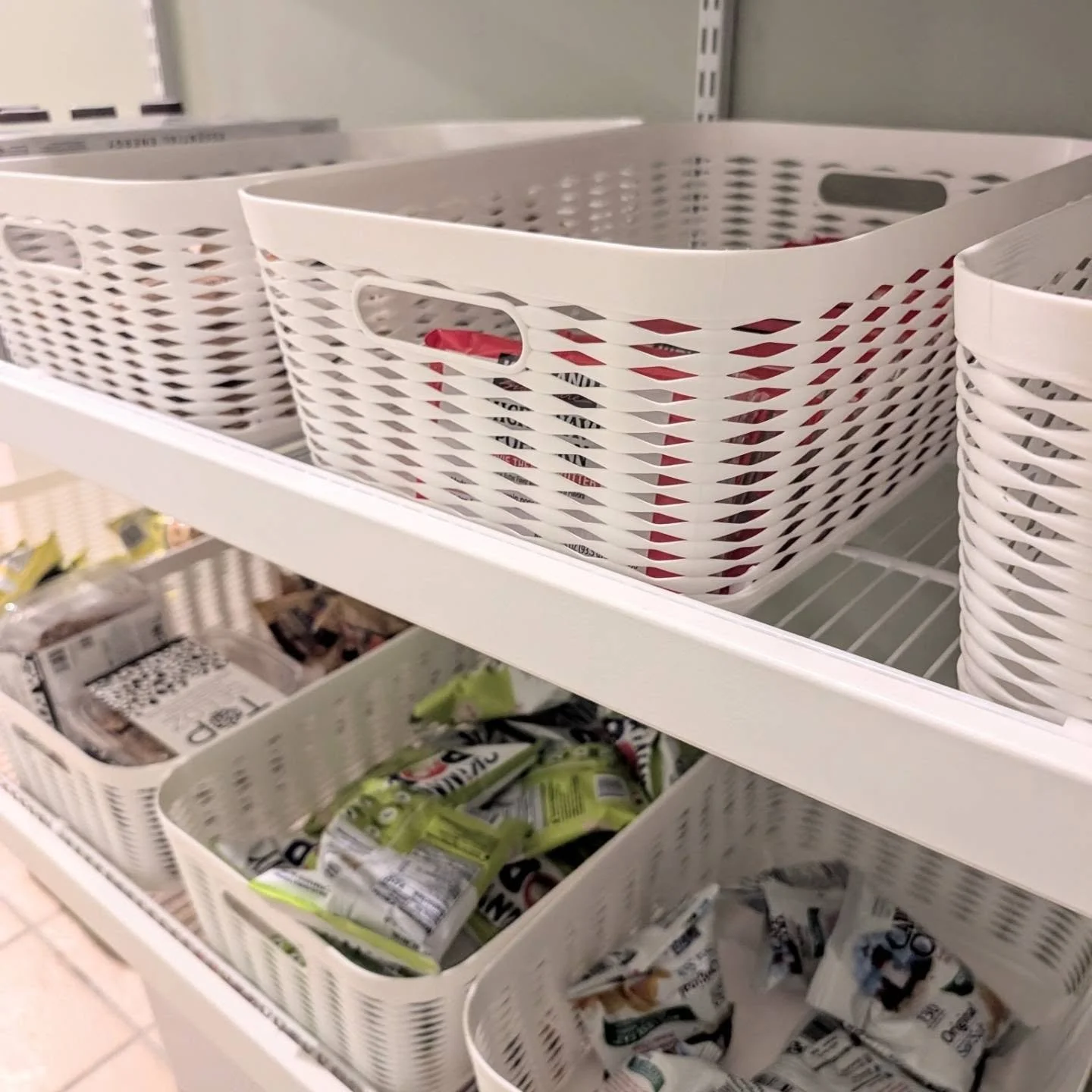 Having an organized pantry with kids in school is key 🗝️

Packing lunches, after school snacks, clean up......

A grab &amp; go section with open bins makes life a little easier when it comes to restocking. The main goal is to not waste or overbuy. 