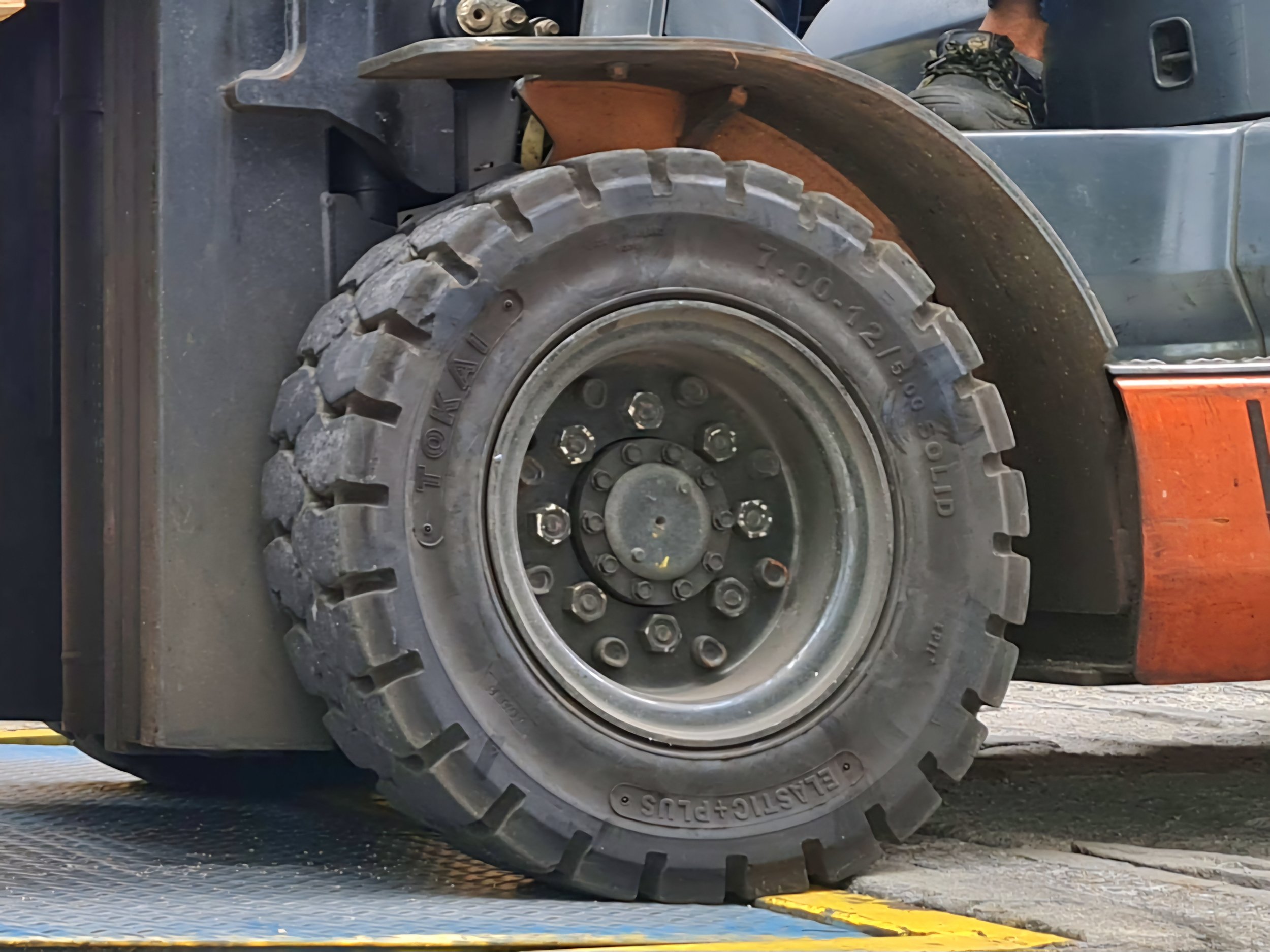 SOLID RUBBER TIRES