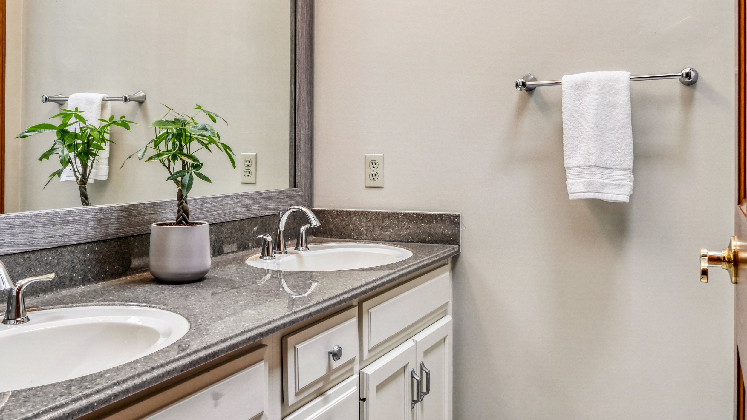 Upstairs Bathroom 1.jpg