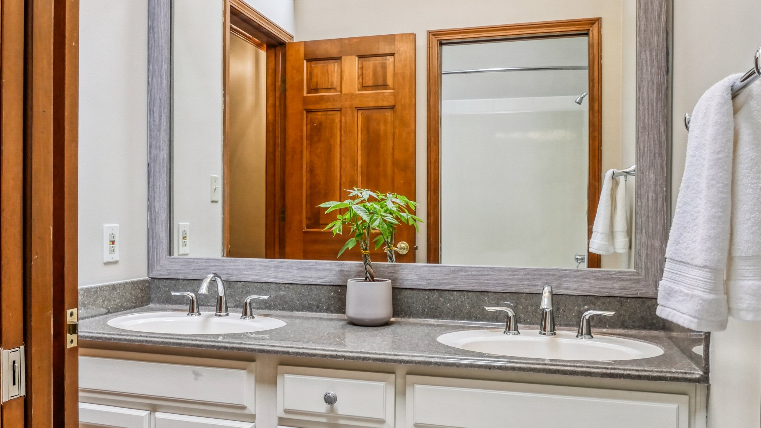 Upstairs Bathroom 2.jpg