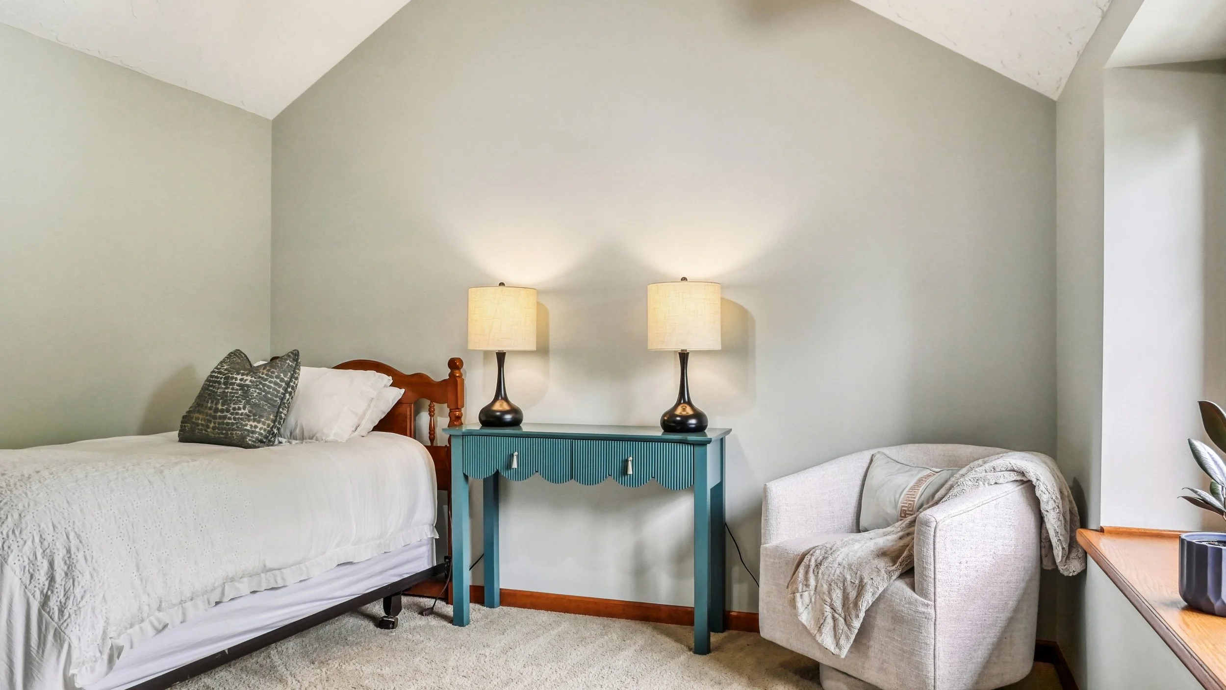 Right Guest Room 2.jpg