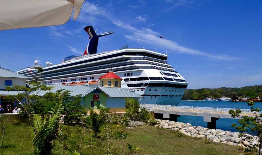 A cruise ship docked on Roat&aacute;n, Honduras