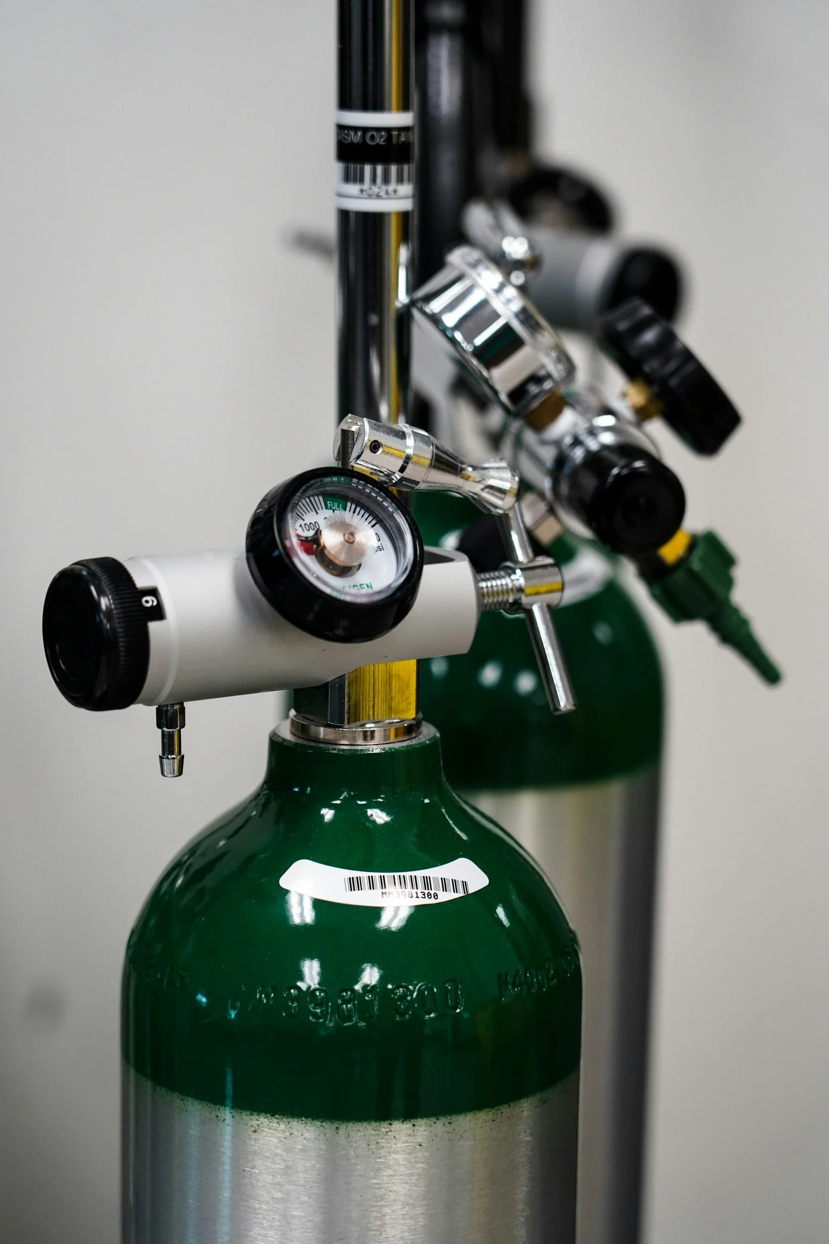 Emergency oxygen cylinder and regulator kit used for dive accident first aid