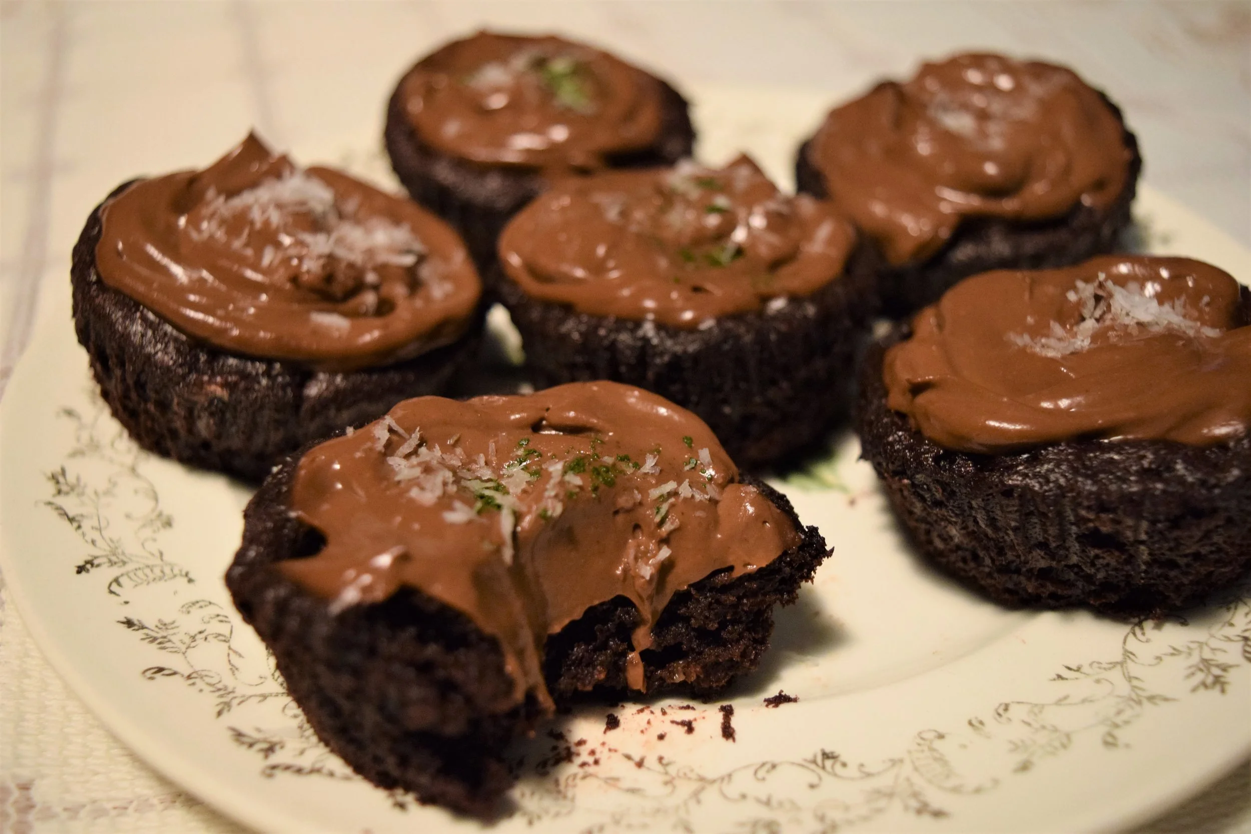 Fondants moelleux chocolatés avec glaçage crémeux à l'avocat ou aux cajous {Végane}