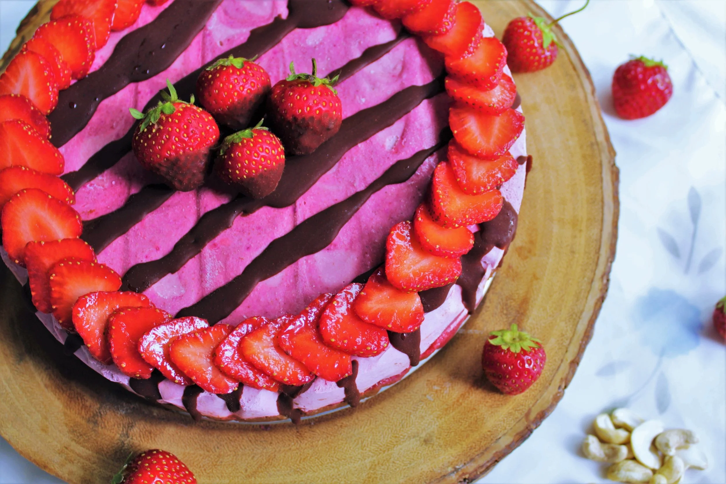 Cheesecake cru aux fraises avec base de brownie, coulis &amp; croquant de chocolat