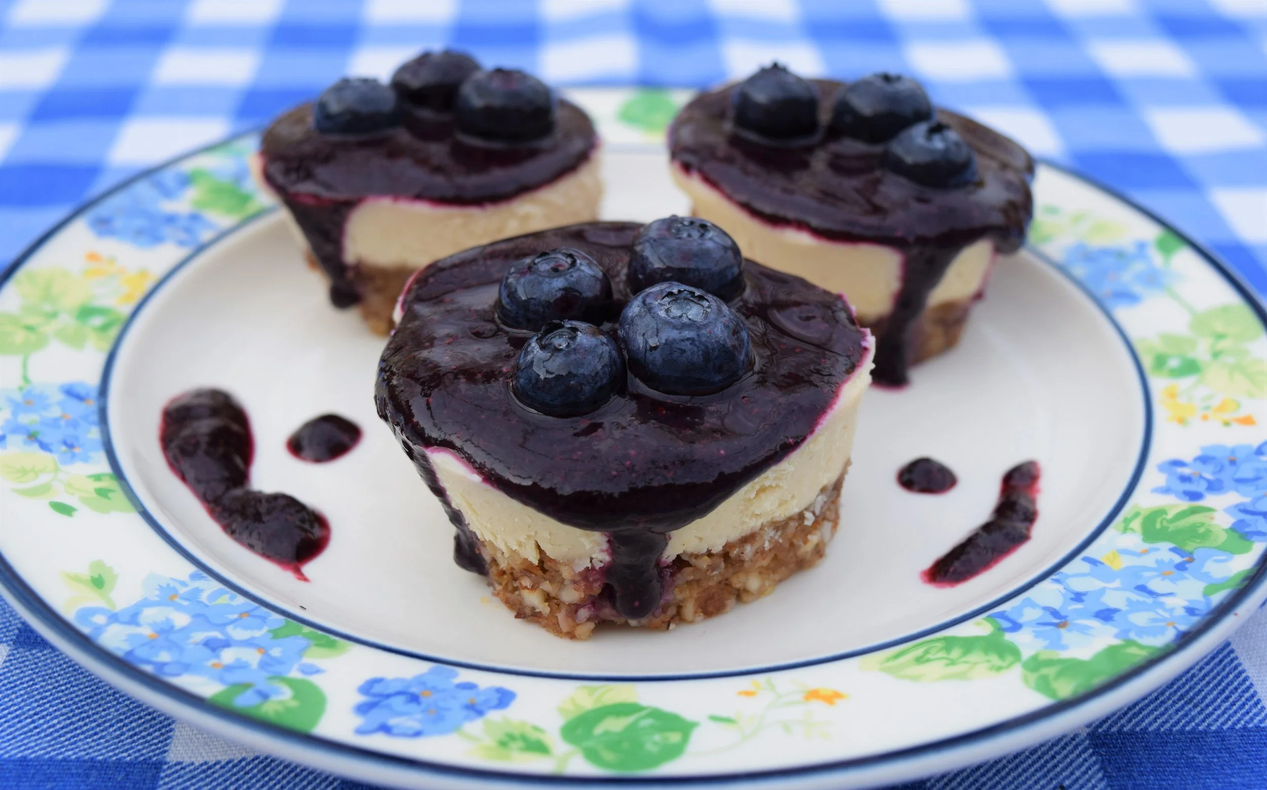 Minis cheesecakes crus avec coulis aux bleuets ou aux framboises {Végane, sans gluten}