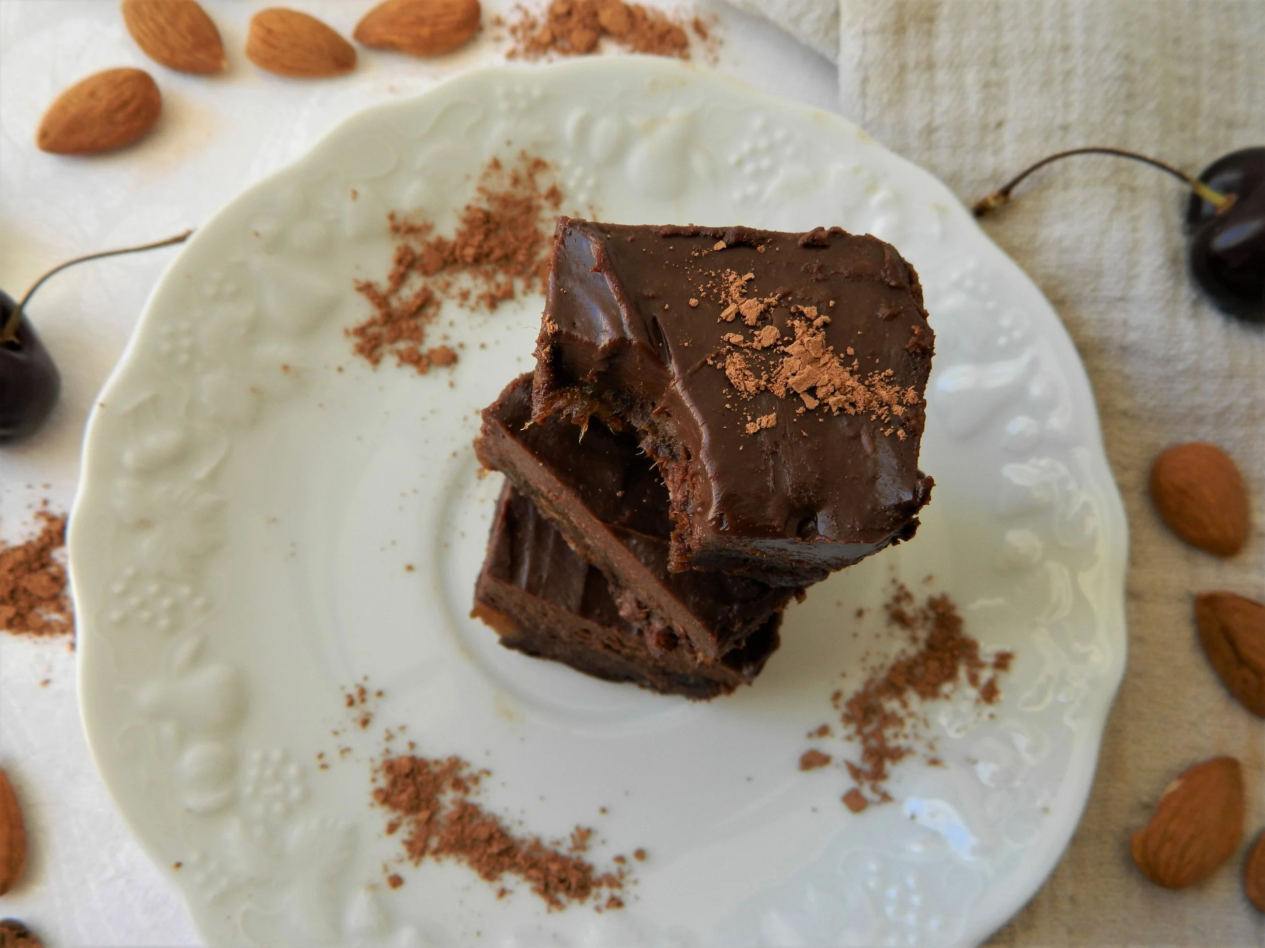 Délicieux brownie cru avec glaçage à l'avocat {Végane, sans gluten}
