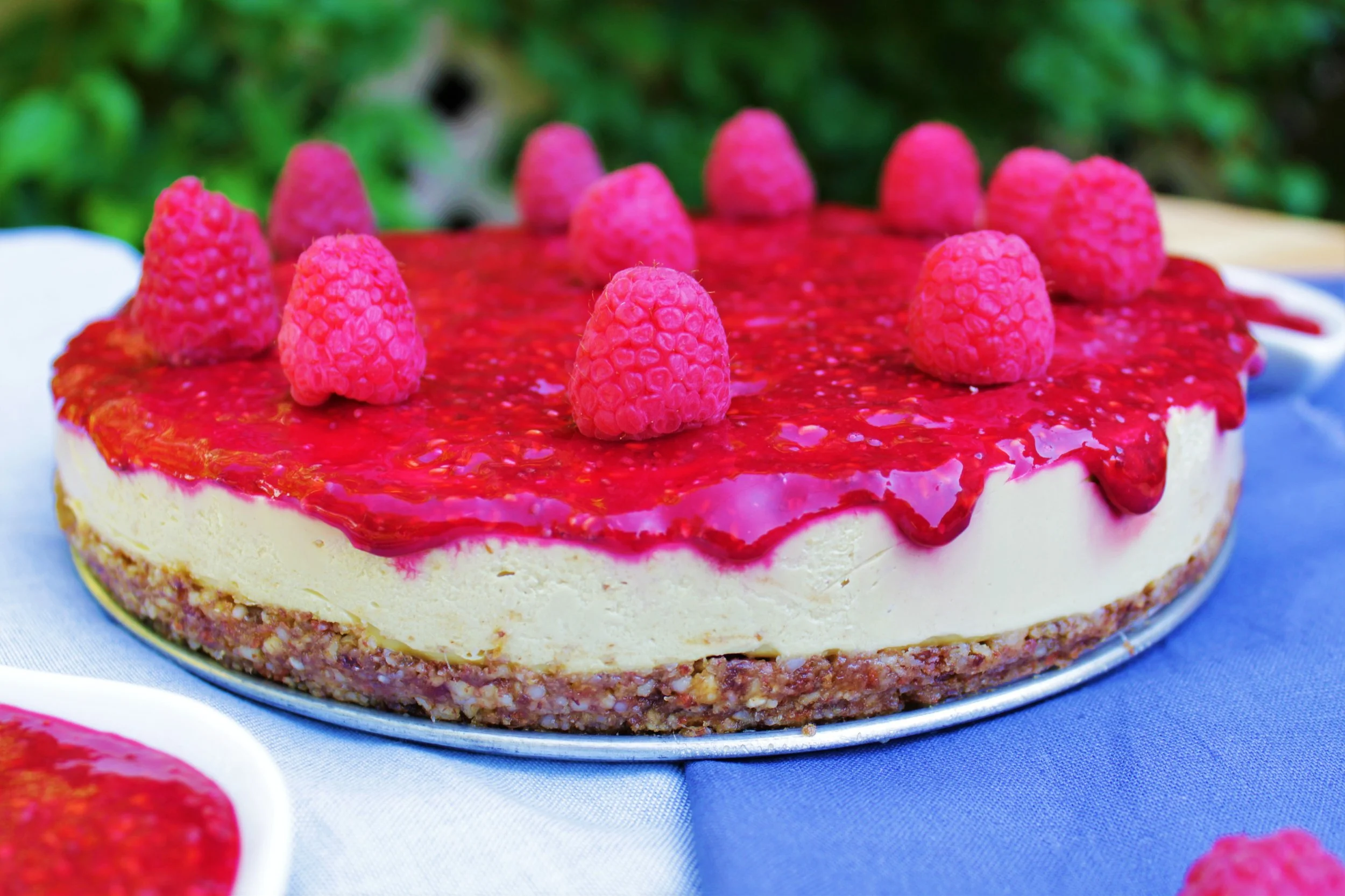 Cheesecake cru à la mangue avec son coulis de framboise {Végane, sans gluten}