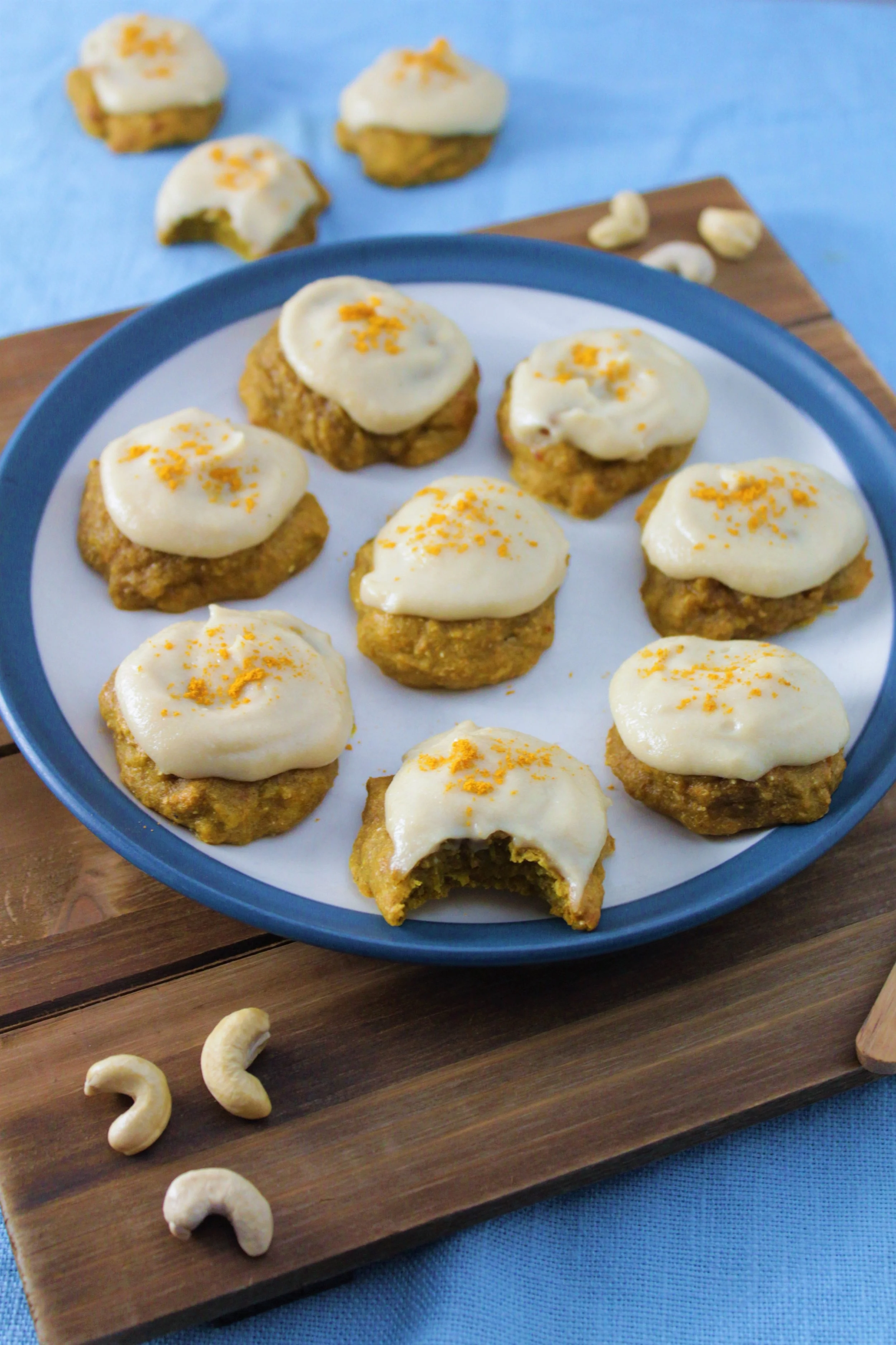 Biscuits banane, gingembre &amp; curcuma avec glaçage de cajou à la vanille {Végane}