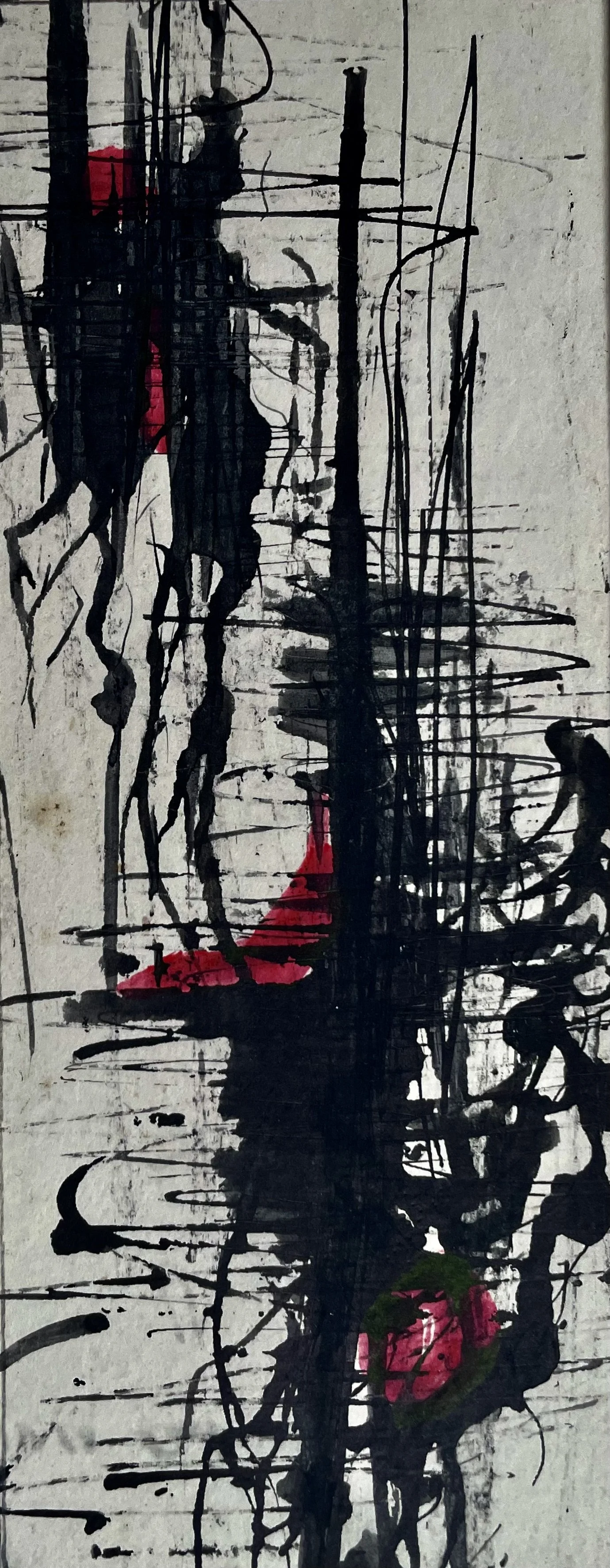 Abstrakte Kunst mit schwarzen Linien und roten und grünen Akzenten auf grauem Hintergrund.