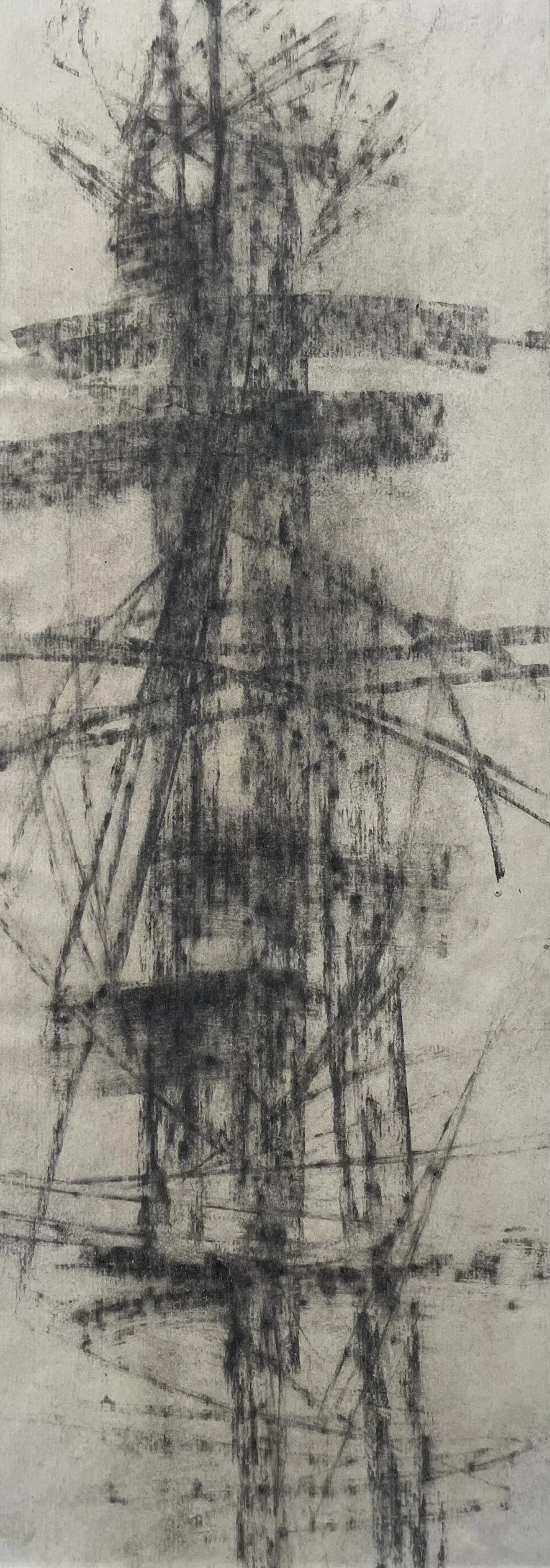 Abstrakte schwarz-weiße Kohle Zeichnung mit unscharfen Linien und Formen, die eine strukturierte Komposition darstellen.