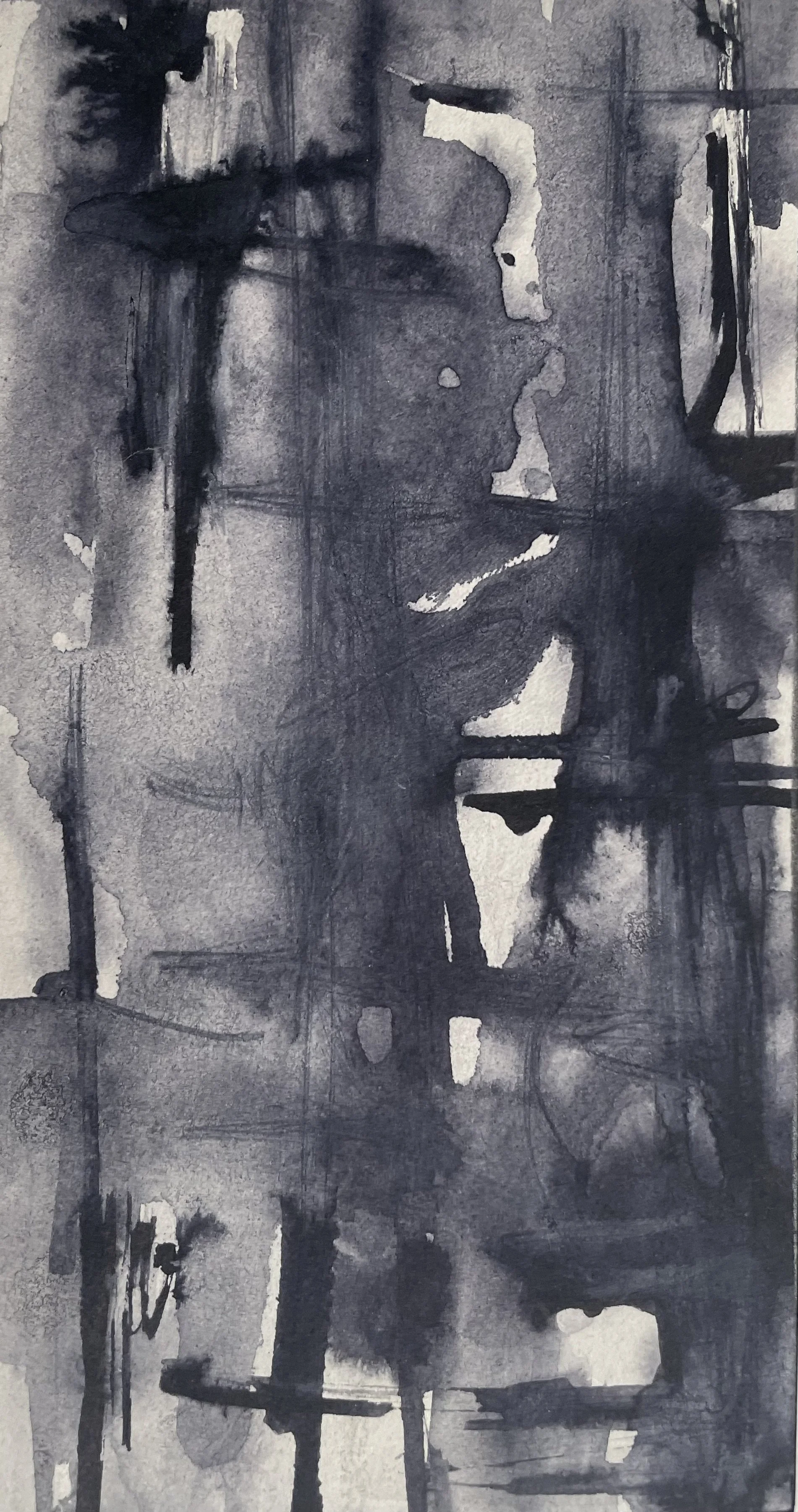 Abstrakte Aquarellmalerei in Schwarz- und Grautönen mit vertikalen und horizontalen Pinselstrichen sowie unregelmäßigen Mustern.