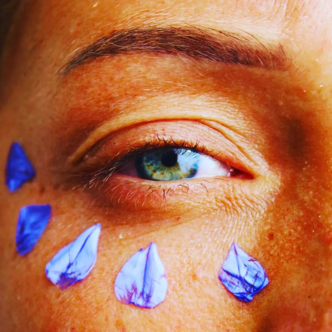 Verlies 

Vandaag laat het je stil staan
Morgen leidt het je de weg 

Gister voelde het als zand dat door je vingers glijdt, juist als je het vast wil houden
Morgen voelt het als beton, net als je wil opstaan. 

Vandaag wil je het misschien delen 
Mo