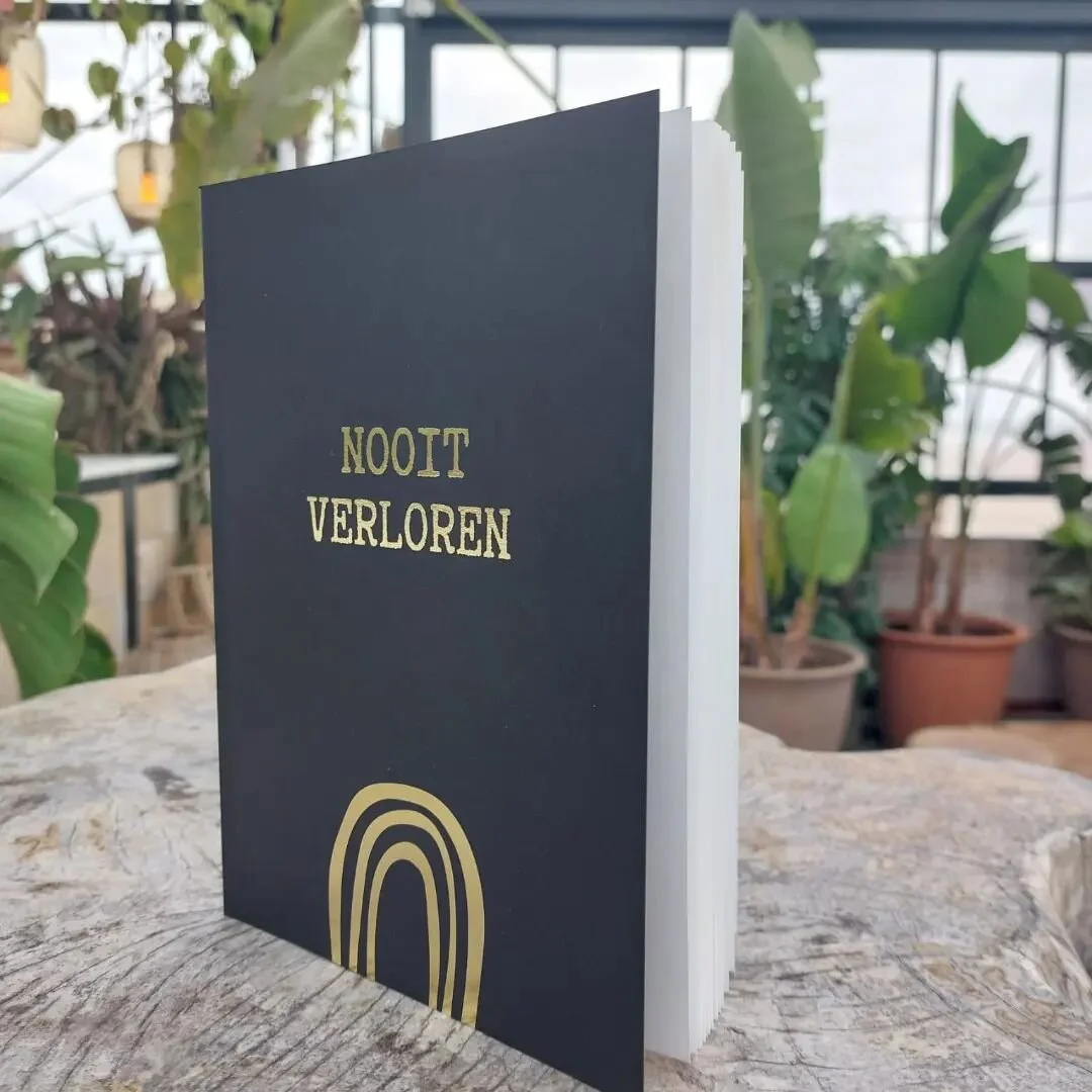 Deze bundel is opgedragen aan ons lieve meisje Keyana in de hemel 
en aan iedereen die iemand anders heel erg moet missen.
Soms zo erg, dat het voelt alsof je dat niet alleen kan dragen.
Dan hopen we dat je hier een klein beetje troost vindt in de bl