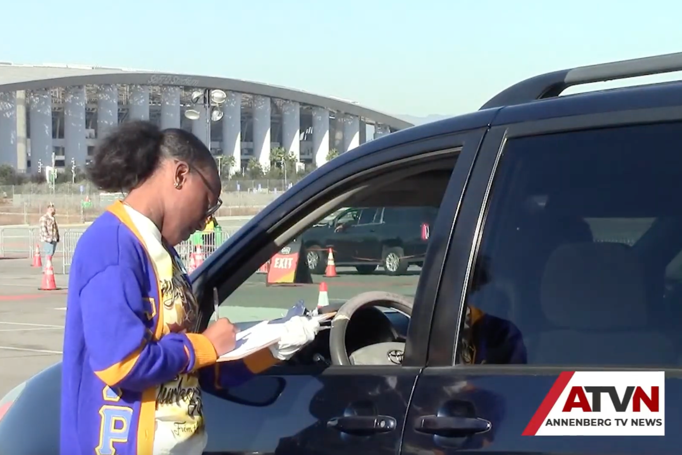 City of Inglewood gives out free Thanksgiving turkeys at SoFi Stadium (ATVN)