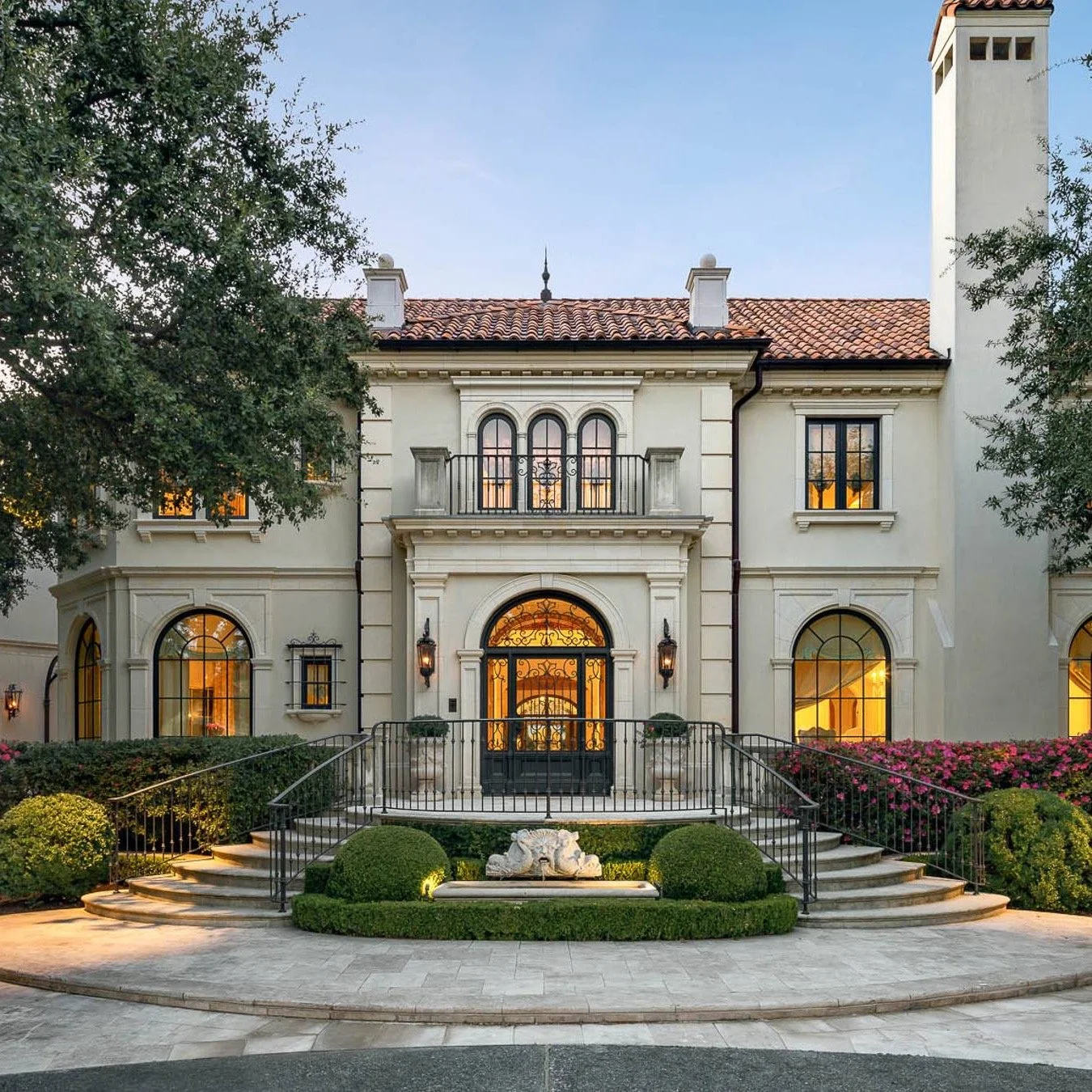 Featured Friday at this icon in Highland Park &mdash; a remarkable fusion of Italian and French style &mdash; in Dallas&rsquo; most desirable neighborhood. 😍✨

In the heart of Highland Park, the centerpiece of this luxurious estate is a masterpiece 