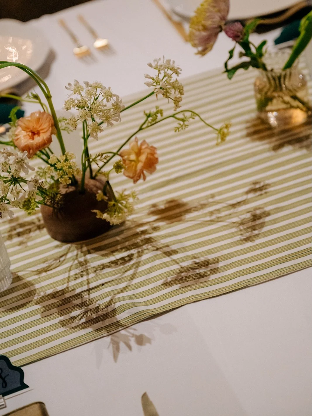 Flowers that float. Always. 
.
.
Photo: @savannahlaurenphotography