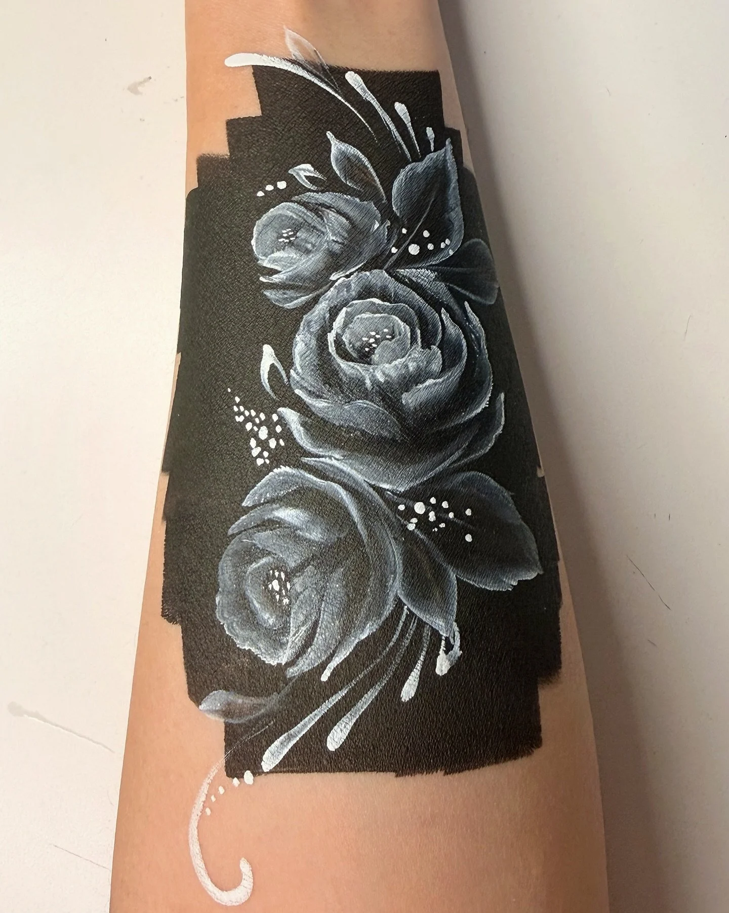 Ghost rose on black background&hellip;
#facepaint #facepainting #flower #art