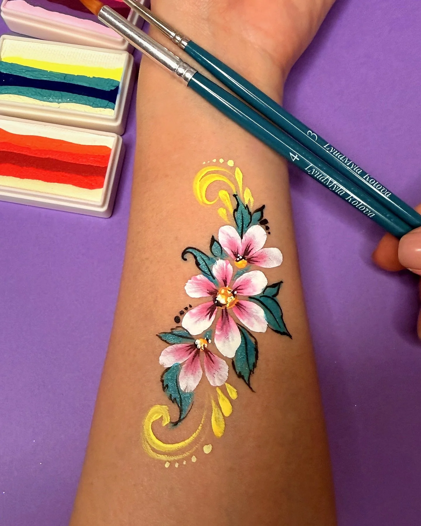 Quick but still popular request 
#facepainting #facepaint #flower #artist