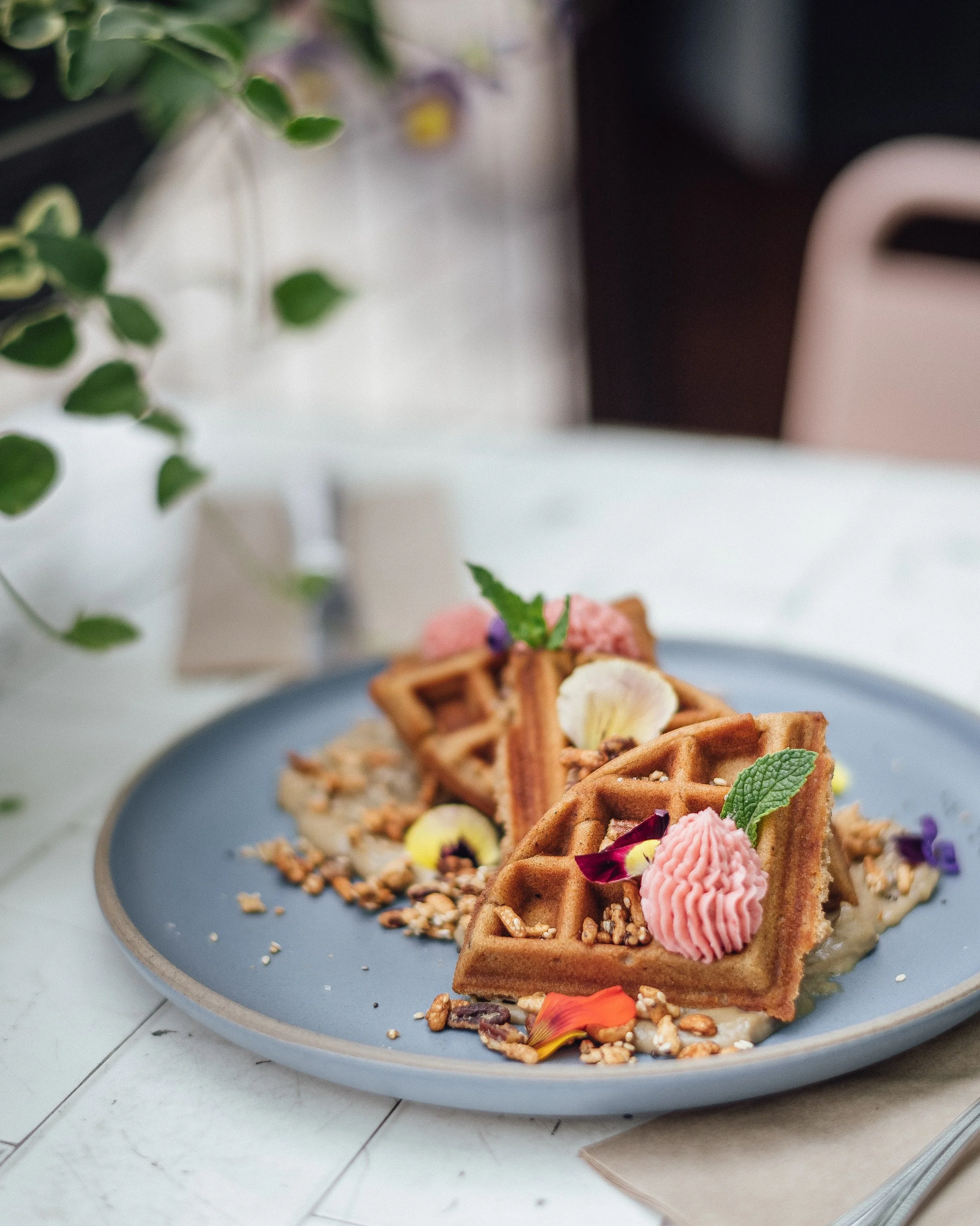 this weekend- bring your mom. bring someone else&rsquo;s mom. bring yourself. we've got brunch covered.

👨&zwj;🍳: @chentevision
NEW Thai Tea Banana Cream Waffle!

📷: @japanese_hair_farmer 
🌸: @suncrestflowers 

#theroseestablishment&nbsp;#slccafe